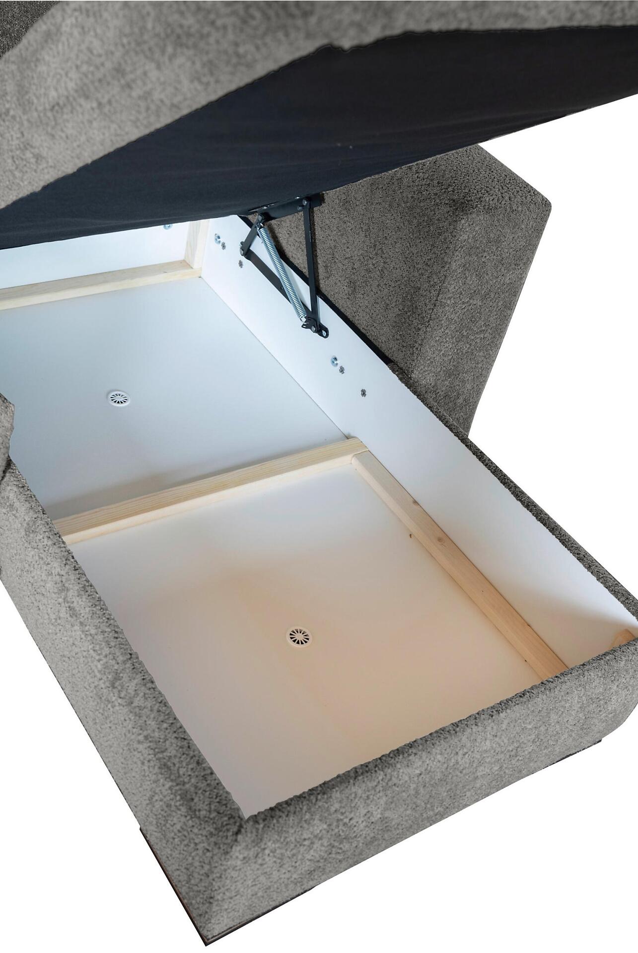 Nahaufnahme des hochklappbaren Sitzes des Ecksofas Malmo mit sichtbaren Gasfedern und dem darunterliegenden Stauraum mit Metallösen.
