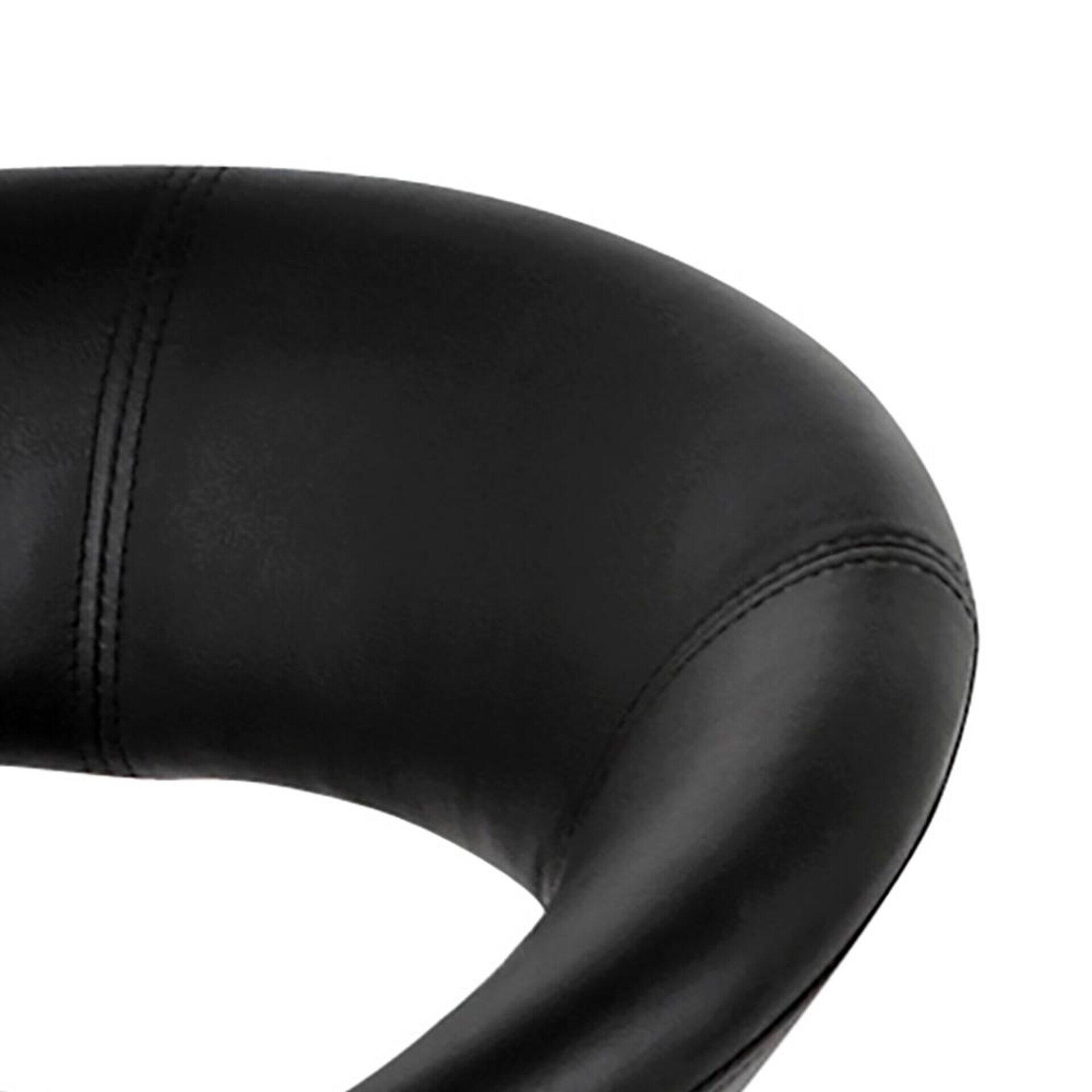 Detailaufnahme der gebogenen, schwarzen Kunstleder-Rückenlehne des Barhockers Plump mit C-Form.