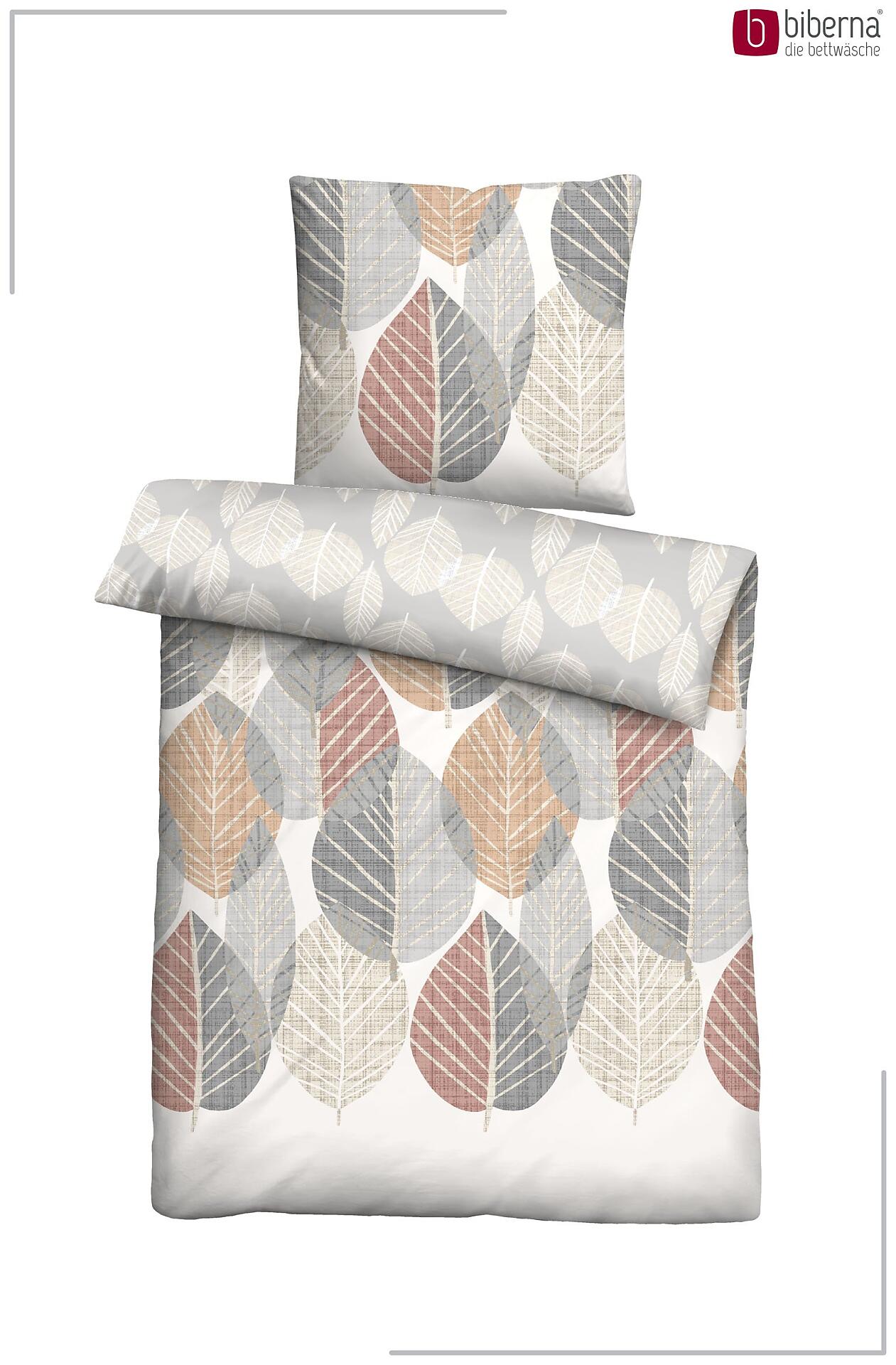 Biberna Bettwäsche-Set mit floralem Blättermuster in Beige, Grau und Rostbraun, Produktansicht auf weißem Untergrund mit hervorgehobenem Kopfkissen und flach liegendem Bettbezug.