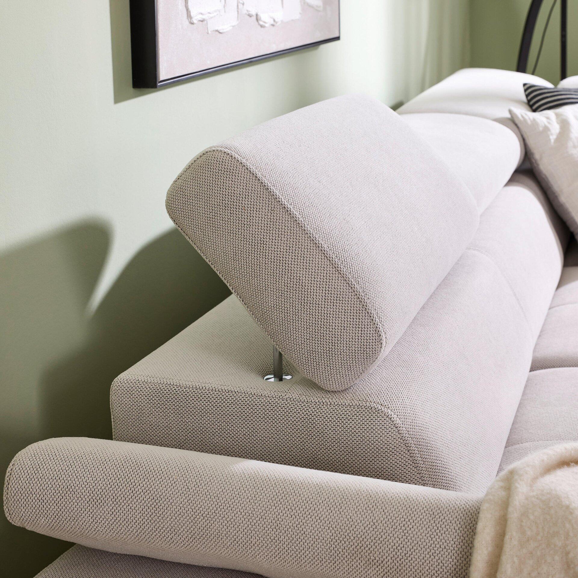 Ecksofa Combo: Detailaufnahme der verstellbaren Rückenlehnen mit Höhenverstellung und Bezug im hellen Beige.