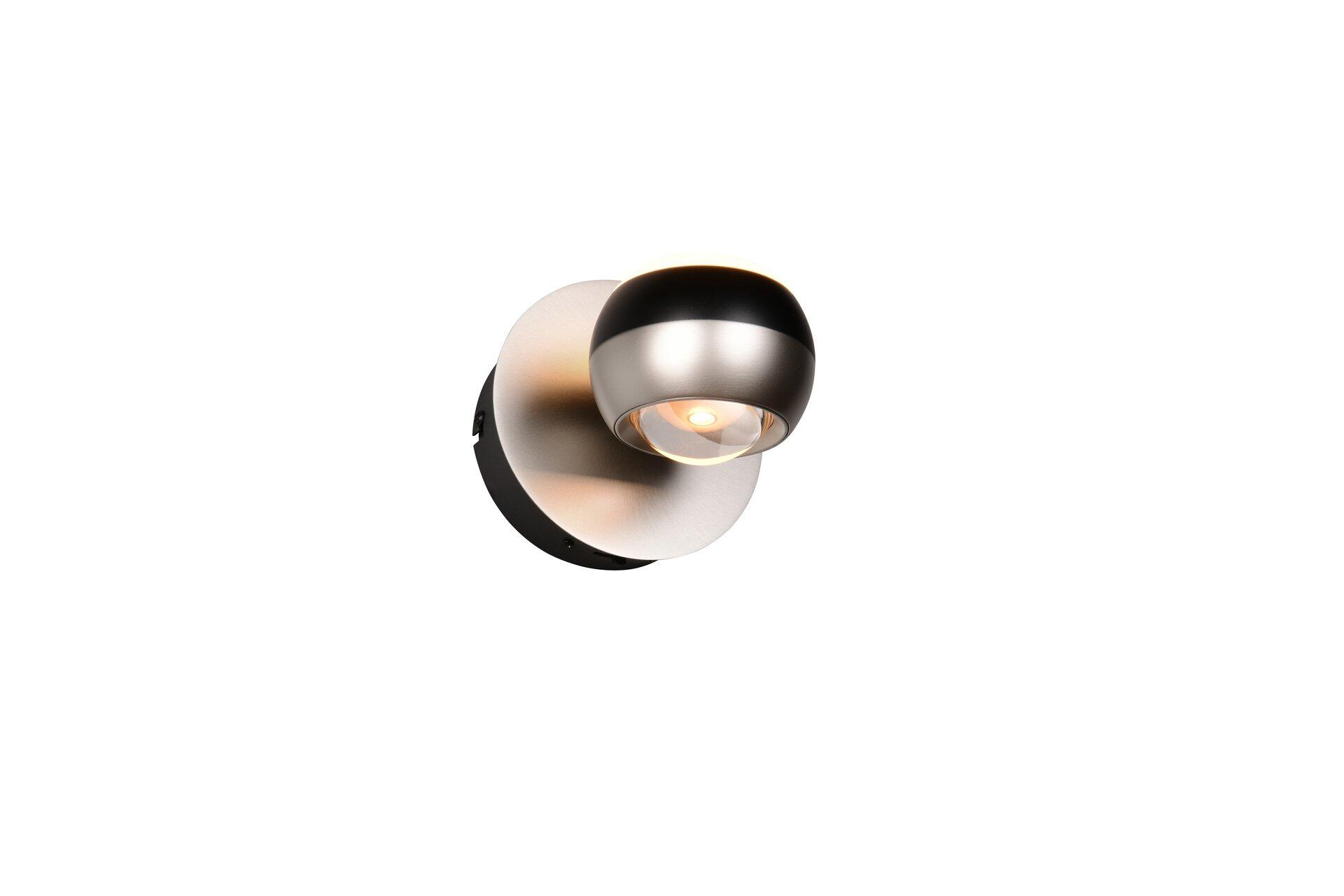 Wandleuchte Orbit mit rundem Design und gebürsteter Metalloberfläche, die durch einen halbkugelförmigen Lampenschirm einen warmen Lichtschein abgibt.