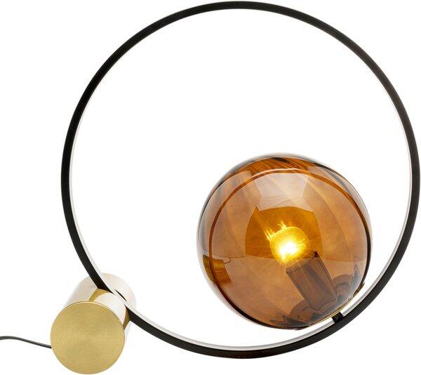 Tischleuchte Balance Circle im Dreiviertelanschnitt mit schwarzem Metallring, orange-brauner Glaskugel und goldfarbenem Sockel, die durch ihr kontrastreiches Design und die integrierte Edison-Glühbirne besticht.