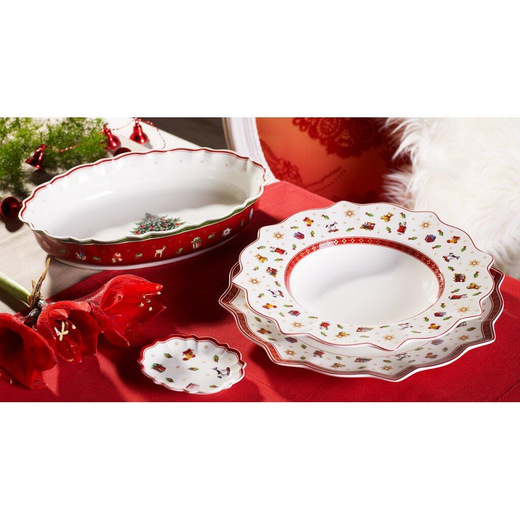 Weißer Suppenteller "Toy's Delight" von Villeroy & Boch mit gewelltem Rand und weihnachtlichen Motiven, aus Vogelperspektive auf einem festlich dekorierten Tisch dargestellt.