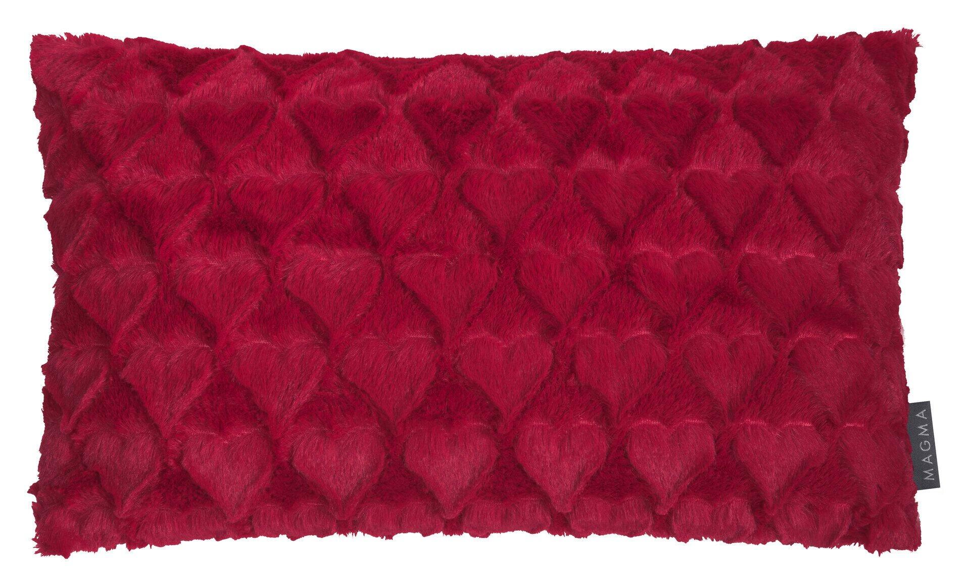 Roter Kissenbezug "Fluffy Hearts" mit strukturiertem Herzmuster und weicher Textur, aus der Perspektive einer Draufsicht erkennbar.