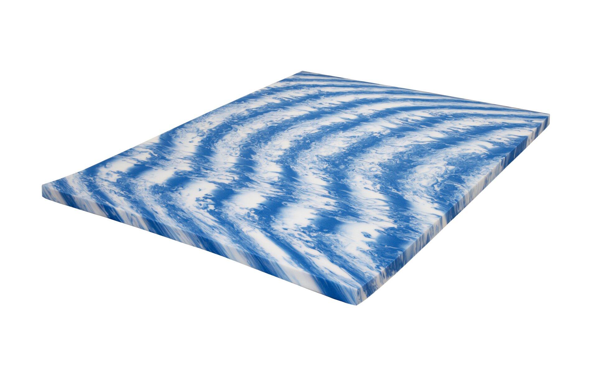 Topper G100 mit blau-weiß marmoriertem Design und gewellter Oberfläche, Detailansicht der Matratze mit Schaumstoffstruktur.