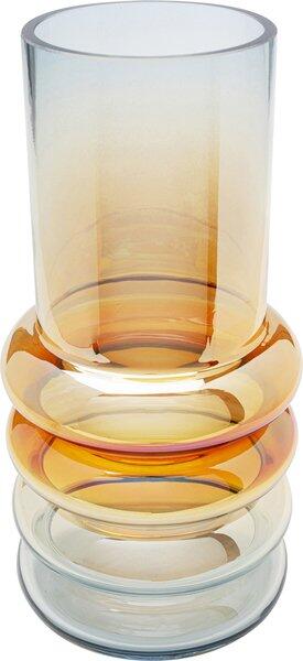 Nahaufnahme der handgefertigten Vase Phenom Multi aus Glas, die durch ihre mehrschichtige, ringförmige Struktur und den Farbverlauf von Blau über Grün bis Gelb sowie den irisierenden Glaseffekt gekennzeichnet ist.