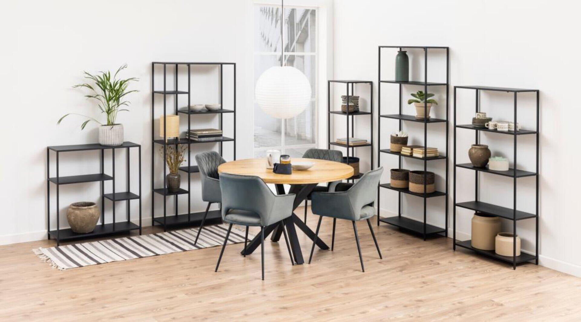 Hohes, schwarzes Regal Newcastle mit fünf Böden, befüllt mit Dekorationsgegenständen, im modernen Esszimmer.