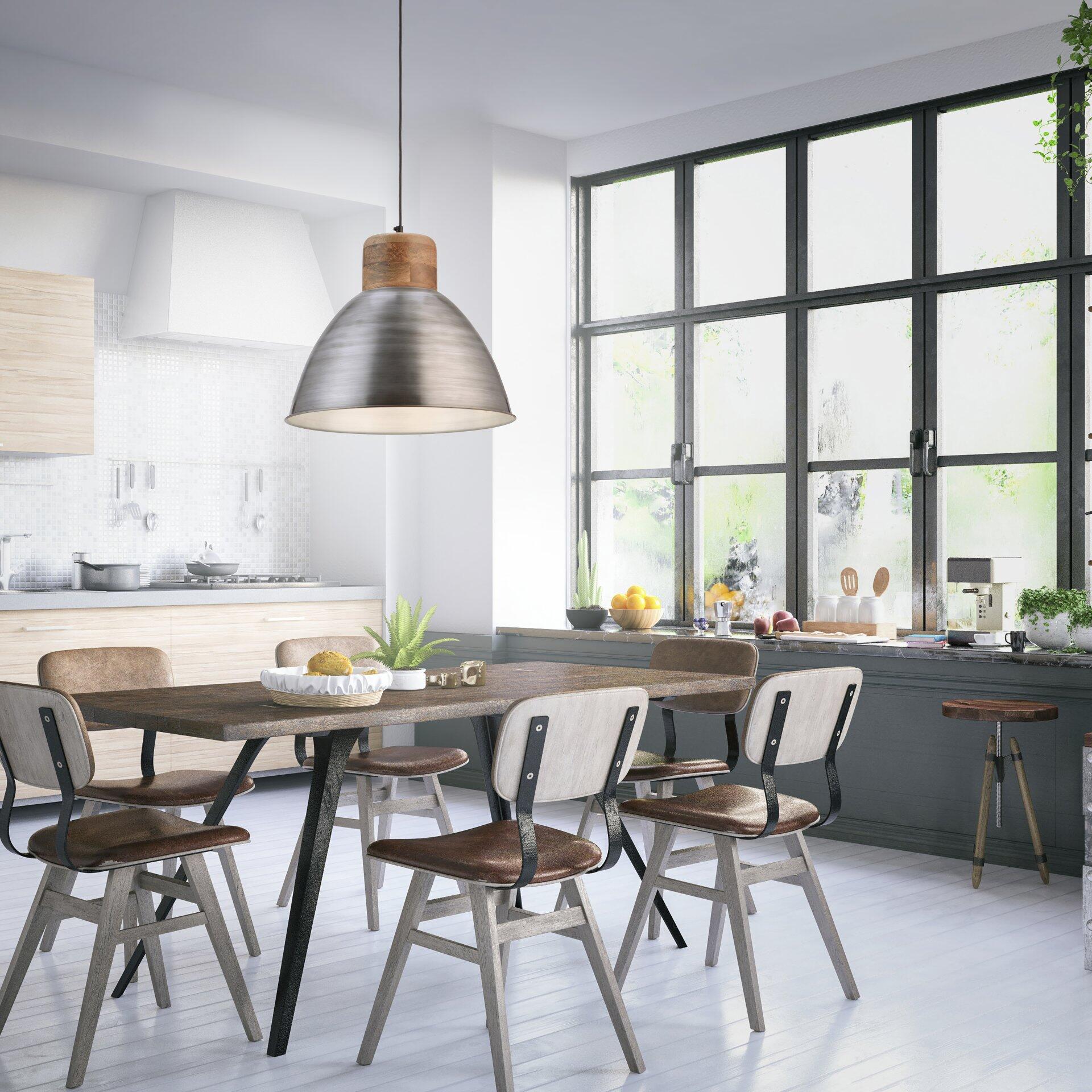 Pendelleuchte Samia mit grauem Schirm und Holzdetail, hängend über einem Holztisch in einem modernen Essbereich.