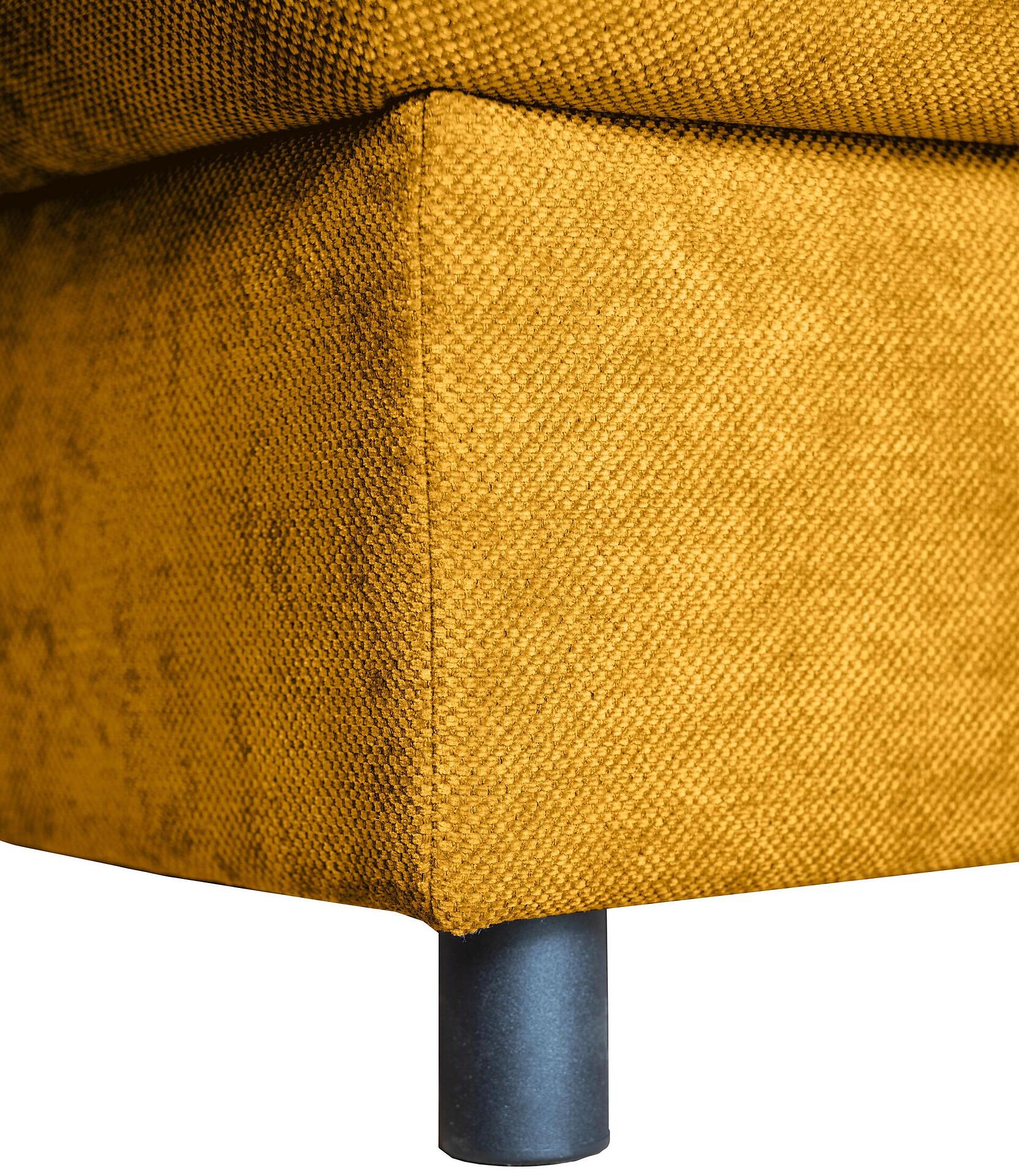 Gelbes Ecksofa Tokyo mit strukturierter Stoffbezug und schwarzem Metallfuß, Detailaufnahme von unten und leicht seitlich.