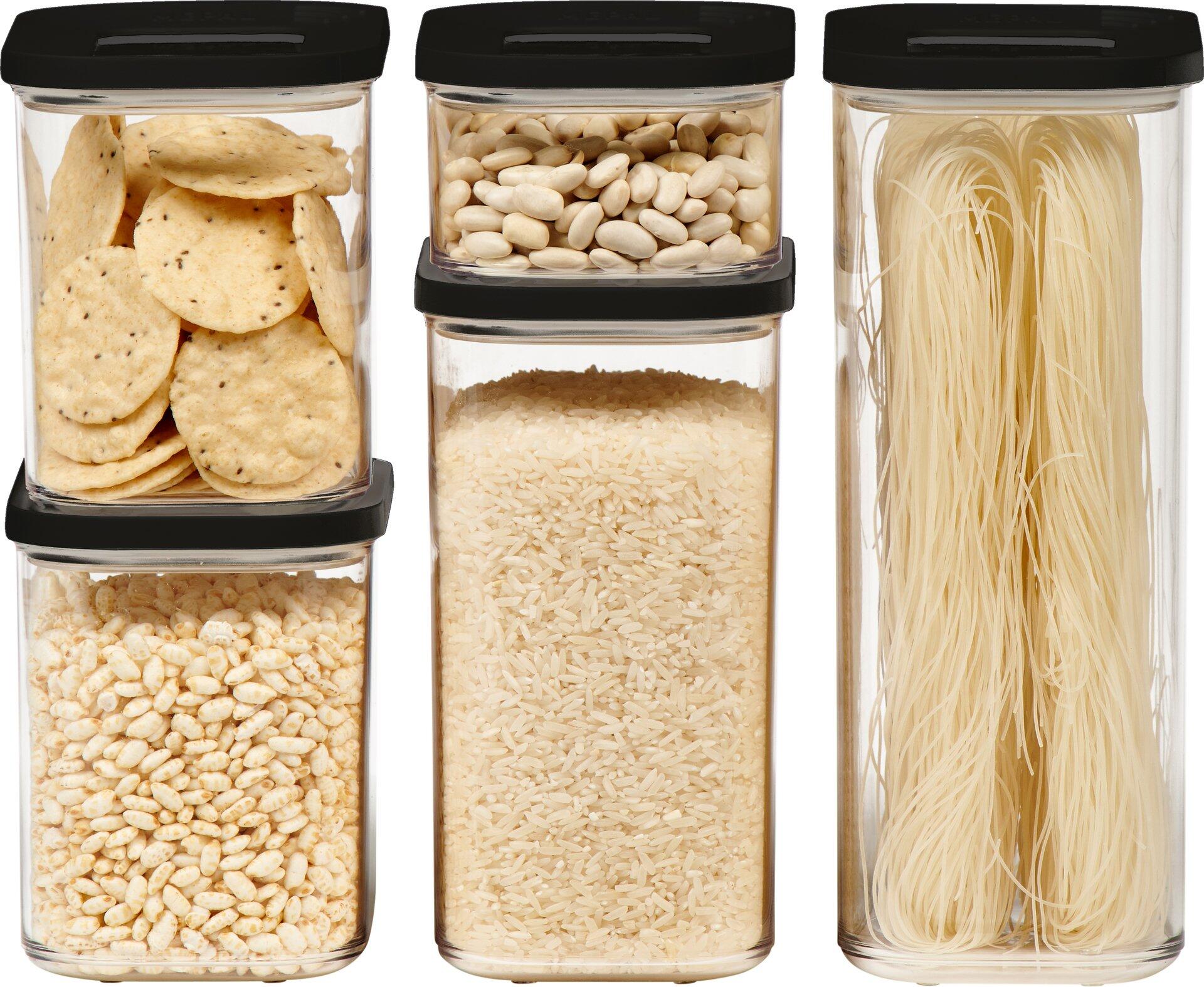 Vorratsdosen Modula mit Cracker-, Erbsen- und Spaghetti-Füllung auf einem weißen Untergrund, zur Demonstration der verschiedenen Füllmöglichkeiten.