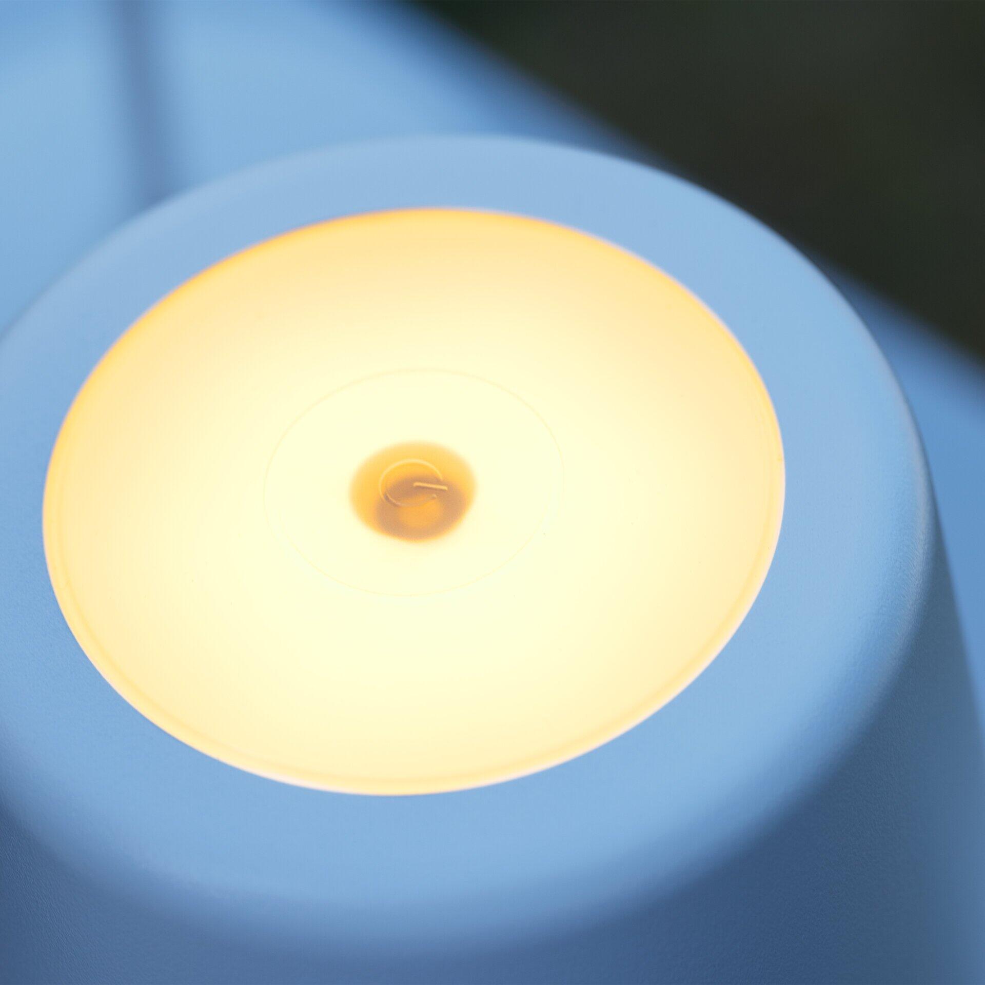 Tischleuchte Kaami mit verstellbarer Höhe und warmweißem Licht, Detailaufnahme der konischen Form und indirekten Beleuchtung.