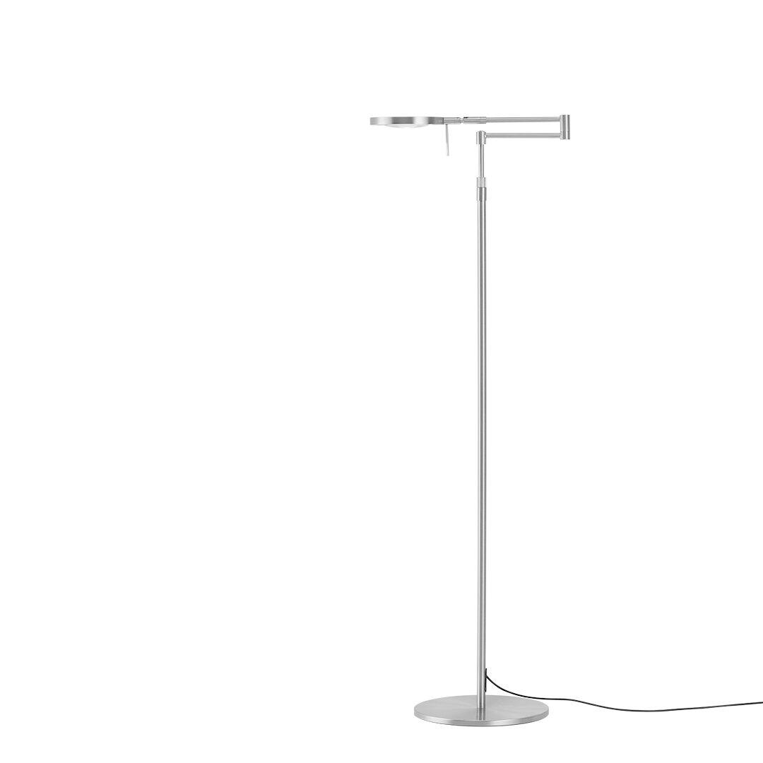 Silberfarbene Stehleuchte "Stance" mit beweglichem Arm zur flexiblen Ausrichtung und stufenlosem Dimmer, frontal abgebildet um die Höhe und die Details der silbernen Fußplatte, des Metallstiels und des rechteckigen Lampenkopfs zu zeigen.