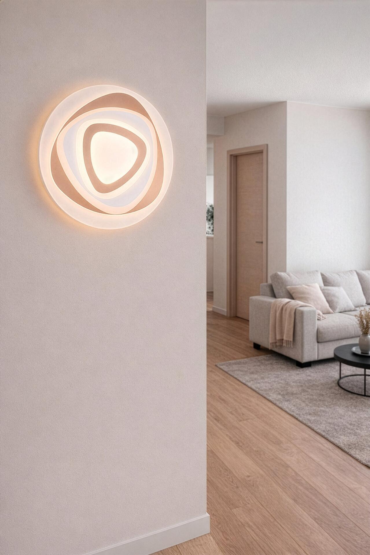 Deckenleuchte Zilo mit mehreren kreisförmigen Elementen, die eine indirekte, stimmungsvolle Beleuchtung in einem modernen Wohnzimmer erzeugt.