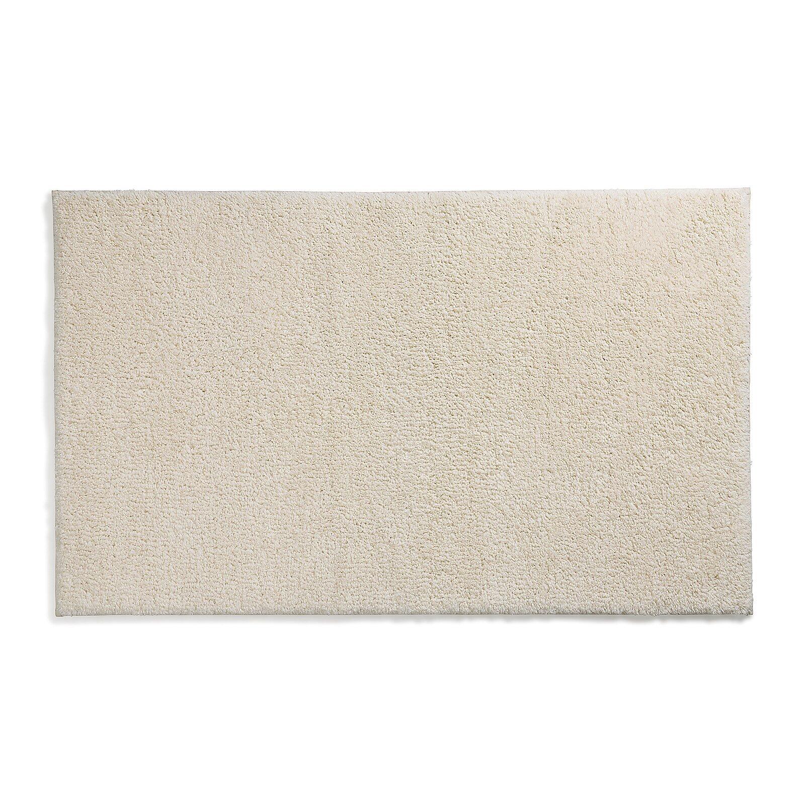Cremefarbene Badematte Maja mit flauschiger, dicht gewebter Oberfläche und den Maßen 70x120cm.