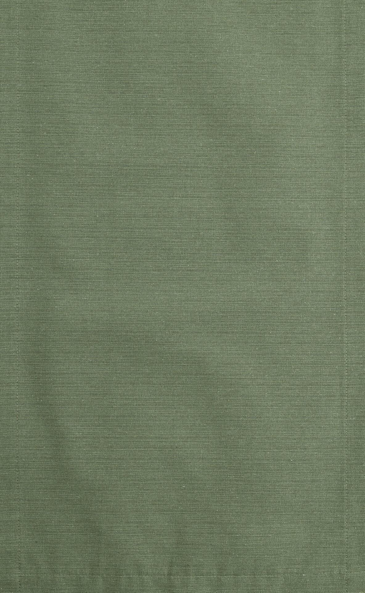 Nahaufnahme des Tischläufers Fino in Salbeigrün mit strukturierter Oberfläche aus Polyester und Baumwolle.
