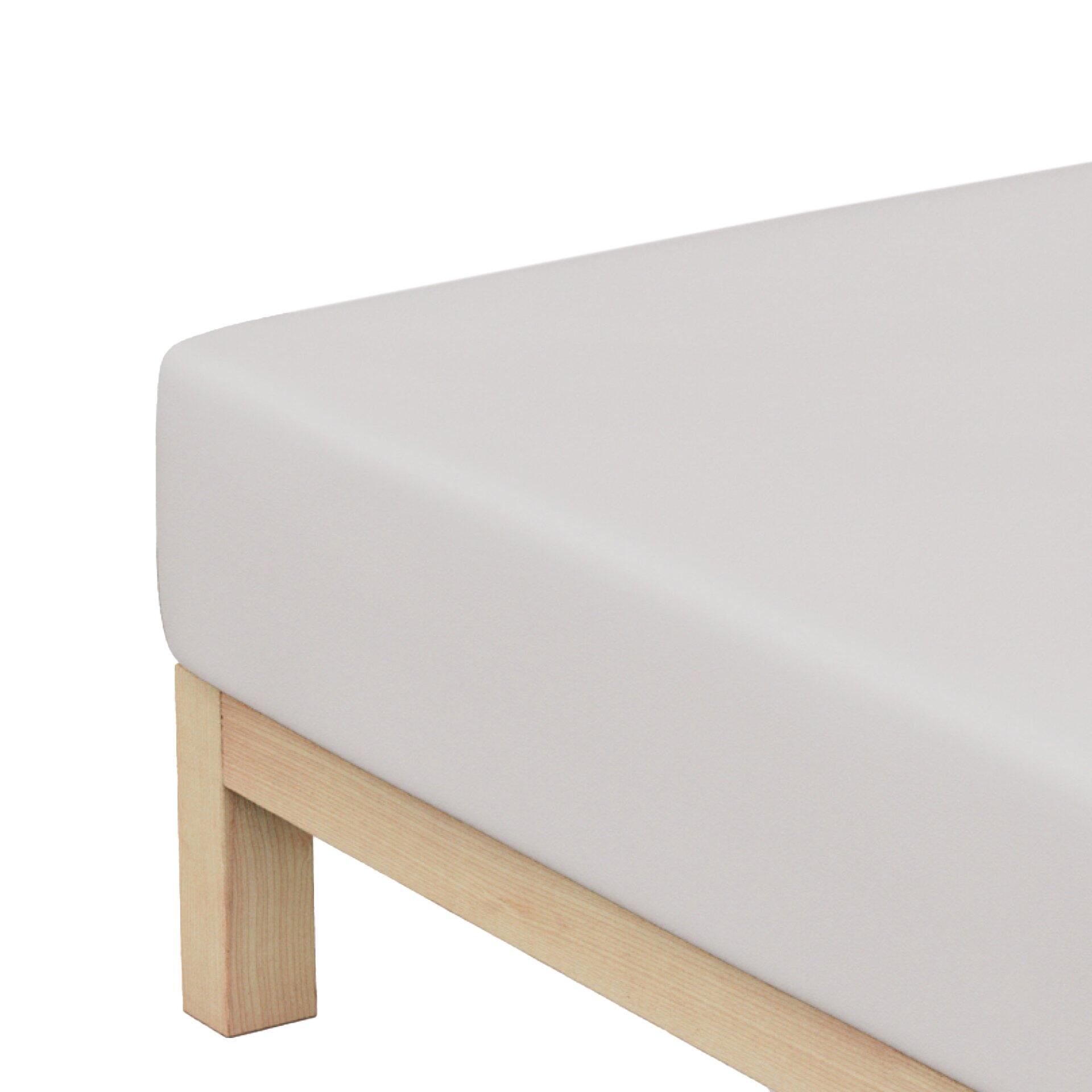 Spannbetttuch Mako-Jersey Grey Light in Beige auf einem schlichten, minimalistischen Holzrahmen aus Seitenansicht.