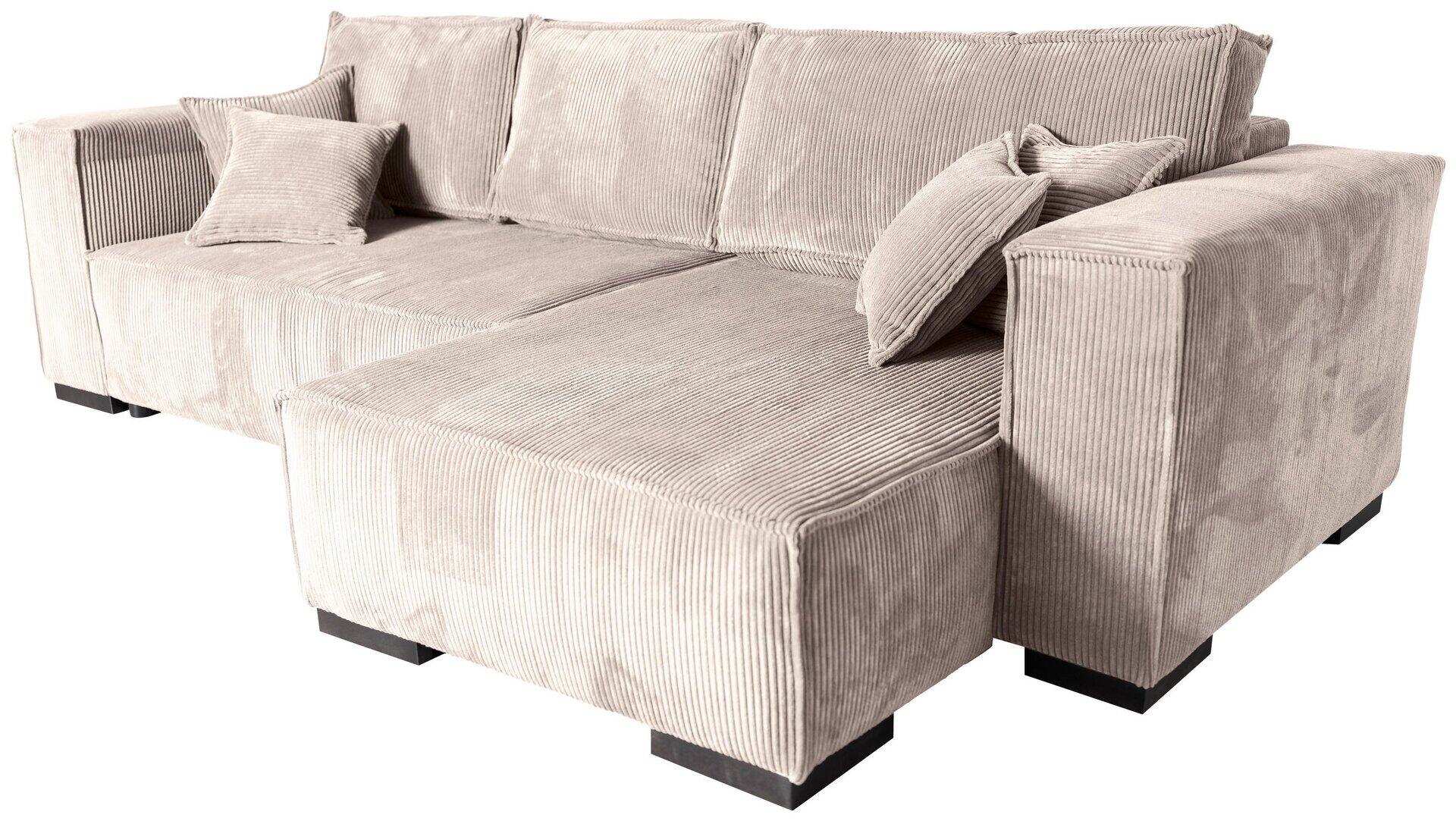 Ecksofa Mango in hellgrauem Samtstoff mit breiten Armlehnen, Fußhocker-Element links und schwarzen Füßen, aus schräger Perspektive.