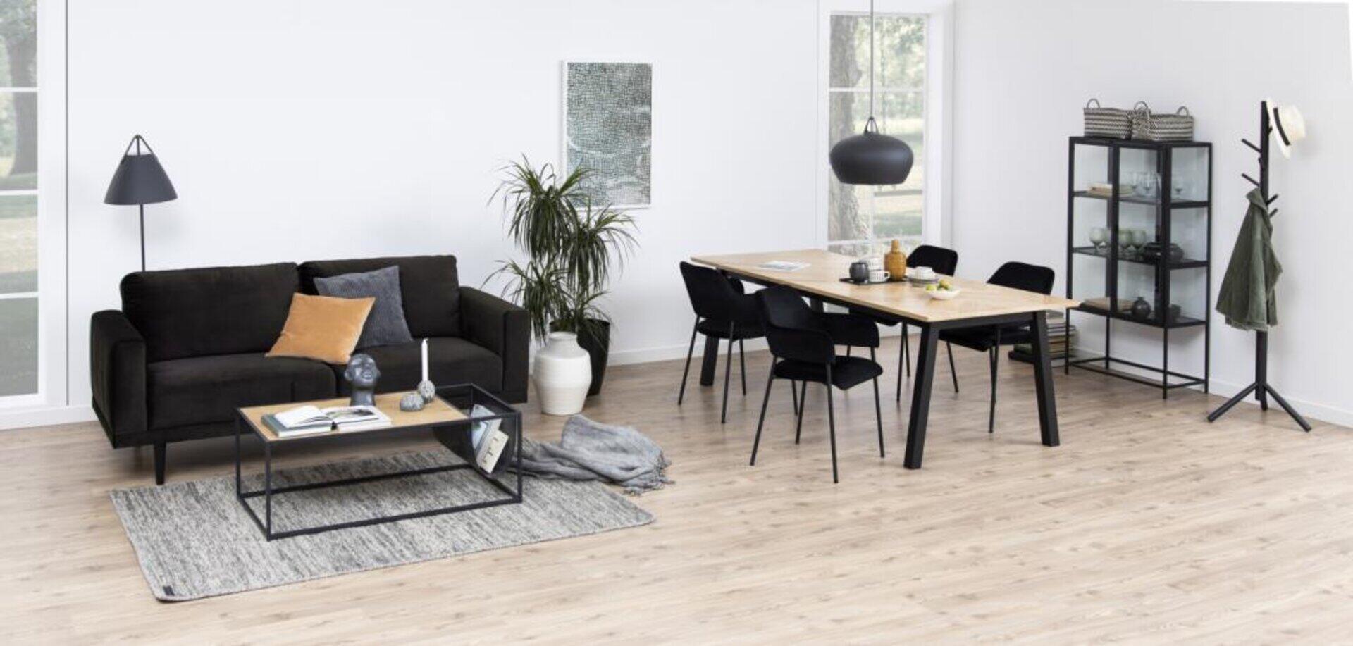 Schwarzer Kleiderständer, Bremen, integriert in eine moderne Wohnküche mit asymmetrischem Design.
