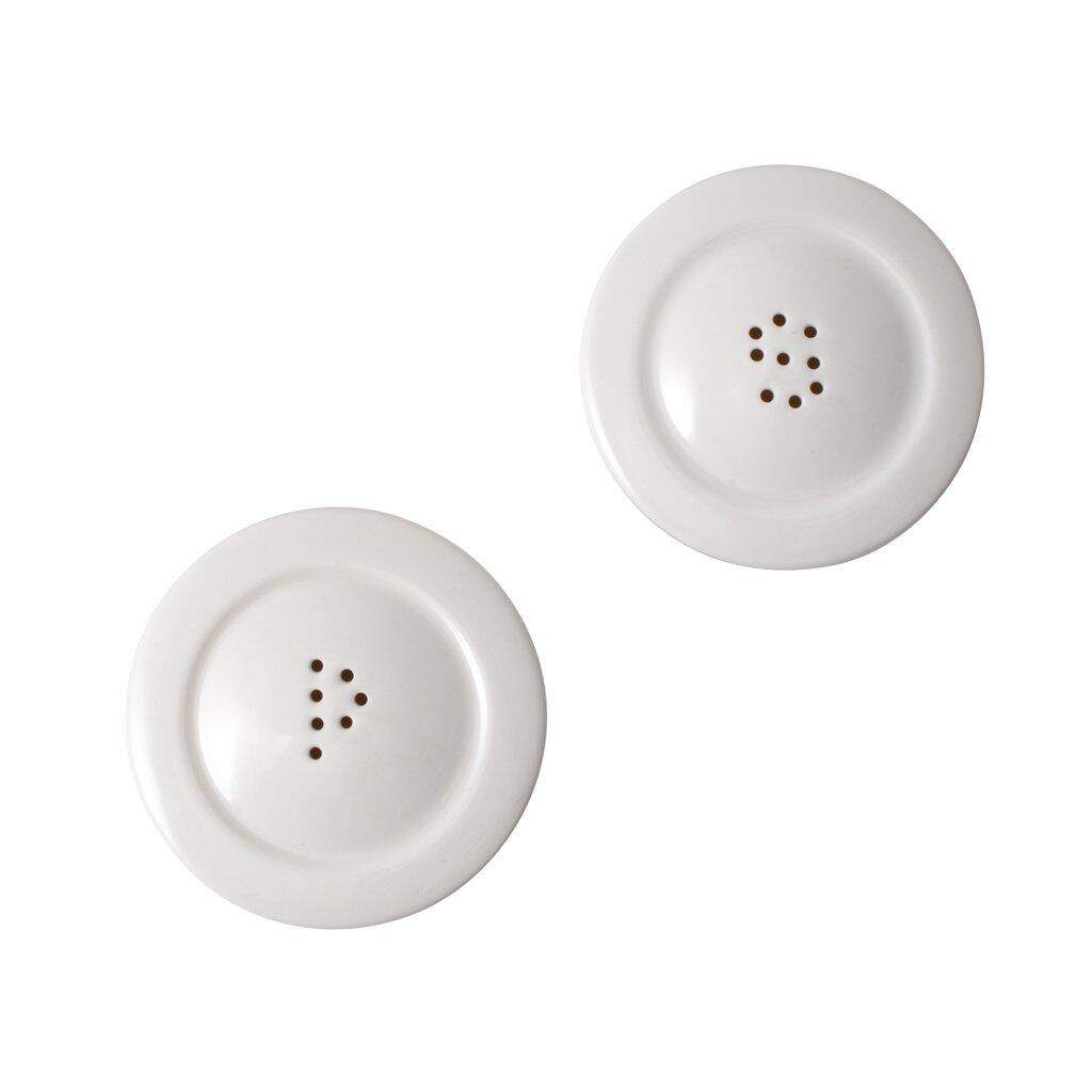 Zwei weiße, runde Salz- und Pfefferstreuer von Villeroy & Boch, For Me, aus nächster Nähe mit den charakteristischen Löchern an der Oberseite zur Dosierung.