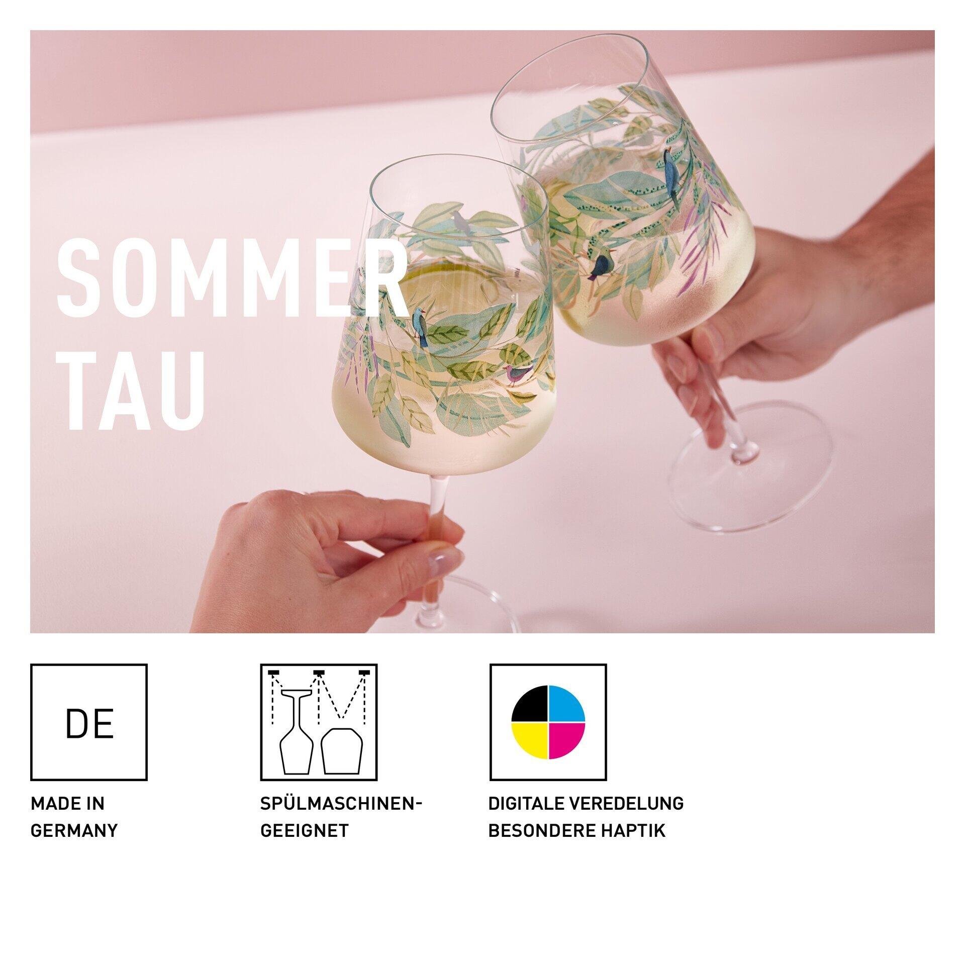 Nahaufnahme eines Aperitifglases mit floralem Muster aus Grüntönen und Weiß, gehalten von einem Mann, das die besondere Haptik und die digitale Veredelung des „Made in Germany“ Glases zeigt.