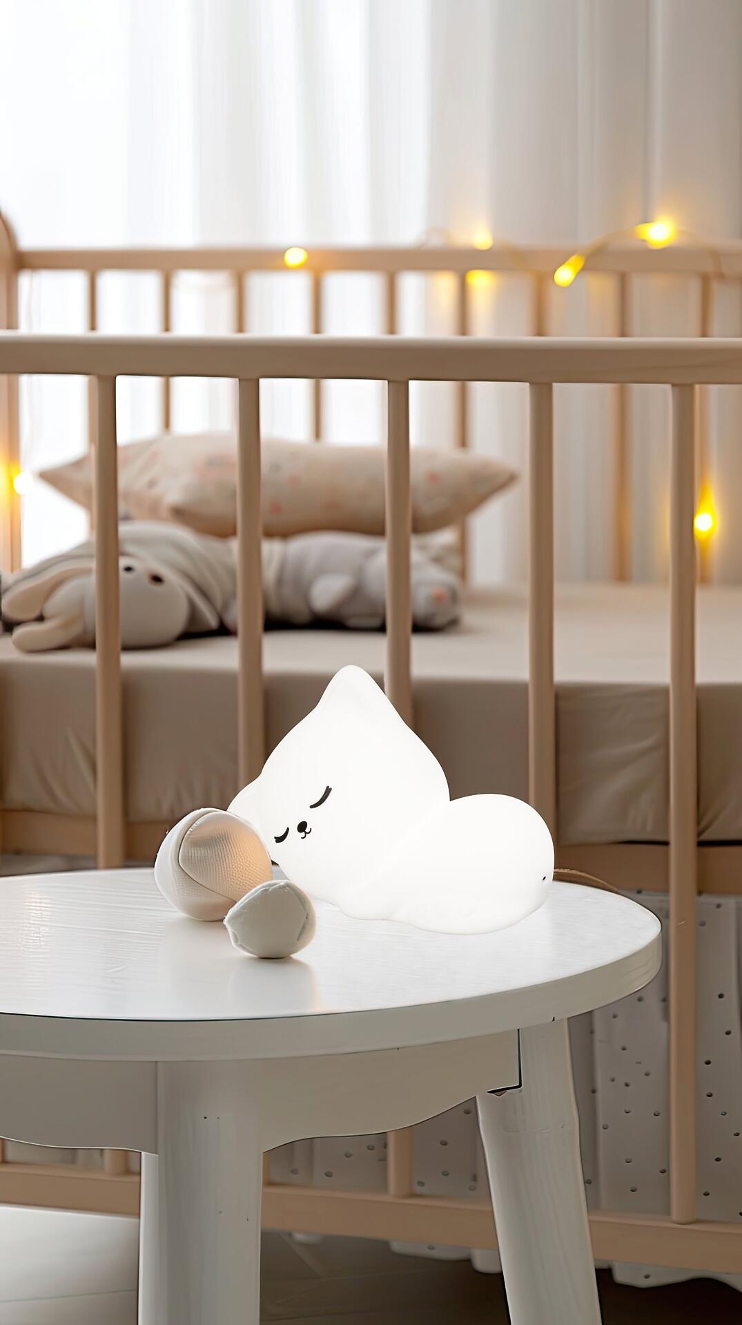 Tischleuchte Mia mit dimmbarer RGB-LED-Beleuchtung, stilvoll auf einem kleinen Tisch platziert, beleuchtet eine gemütliche Umgebung mit sanftem Licht.