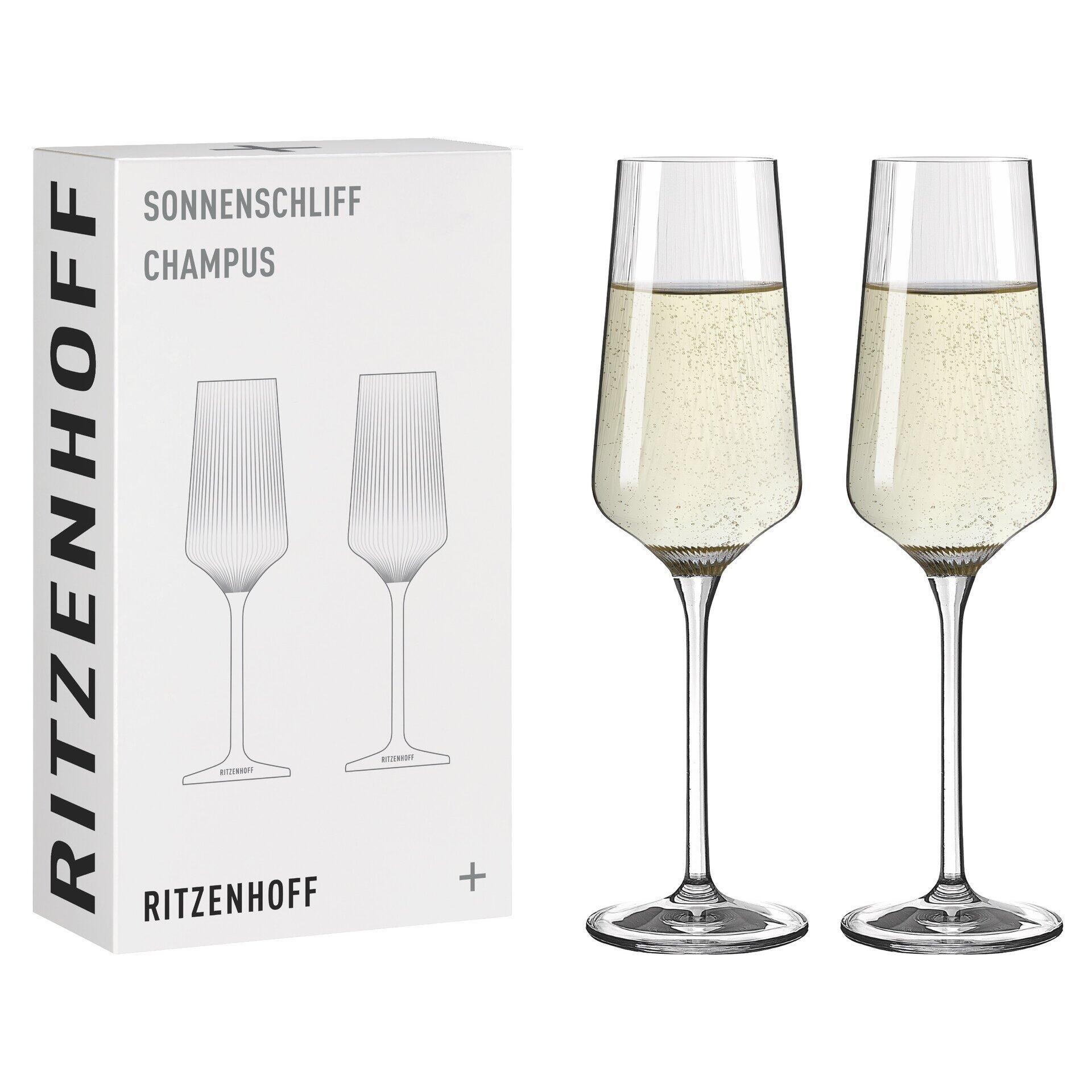 Zwei Champagnergläser aus transparentem Glas mit schlanker Form und Fuß, dargestellt aus einer Seiten- und Frontperspektive, verpackt in einer Geschenkbox mit den Schriftzügen "RITZENHOFF" und "SONNENSCHLIF CHAMPUS".