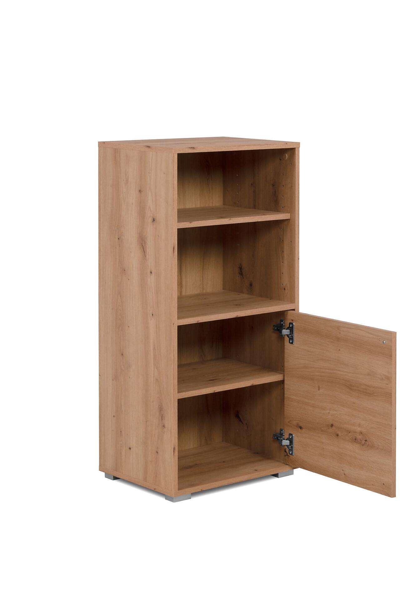Hoher Schrank Fyn 20C mit vertikaler Holzoptik, geöffneter Tür und drei festen Einlegeböden, stehend auf grauem Sockel.