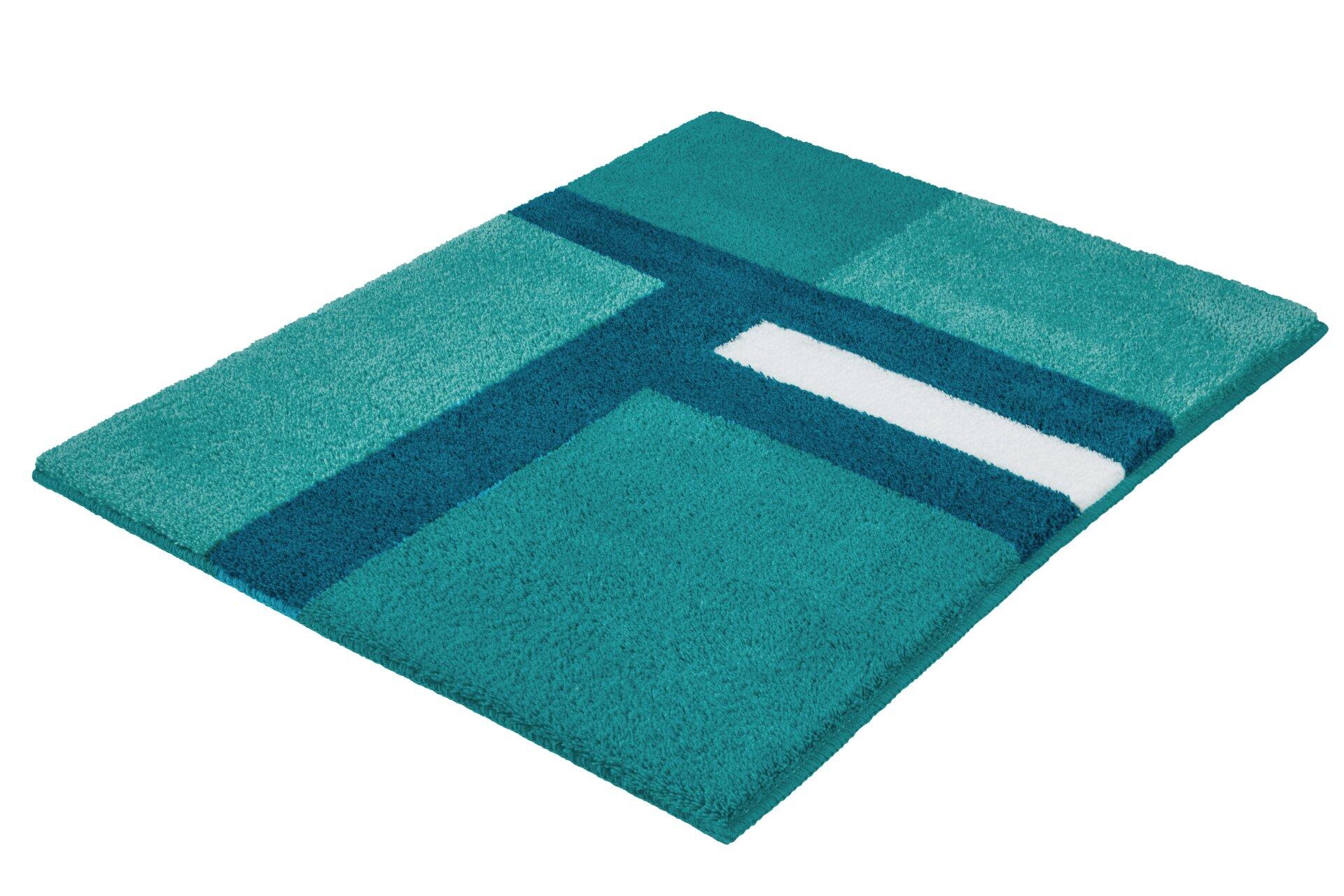 Flauschi-Badteppich Ariana mit geometrischem, türkisfreien Design und weicher Oberfläche gegen weißen Hintergrund.
