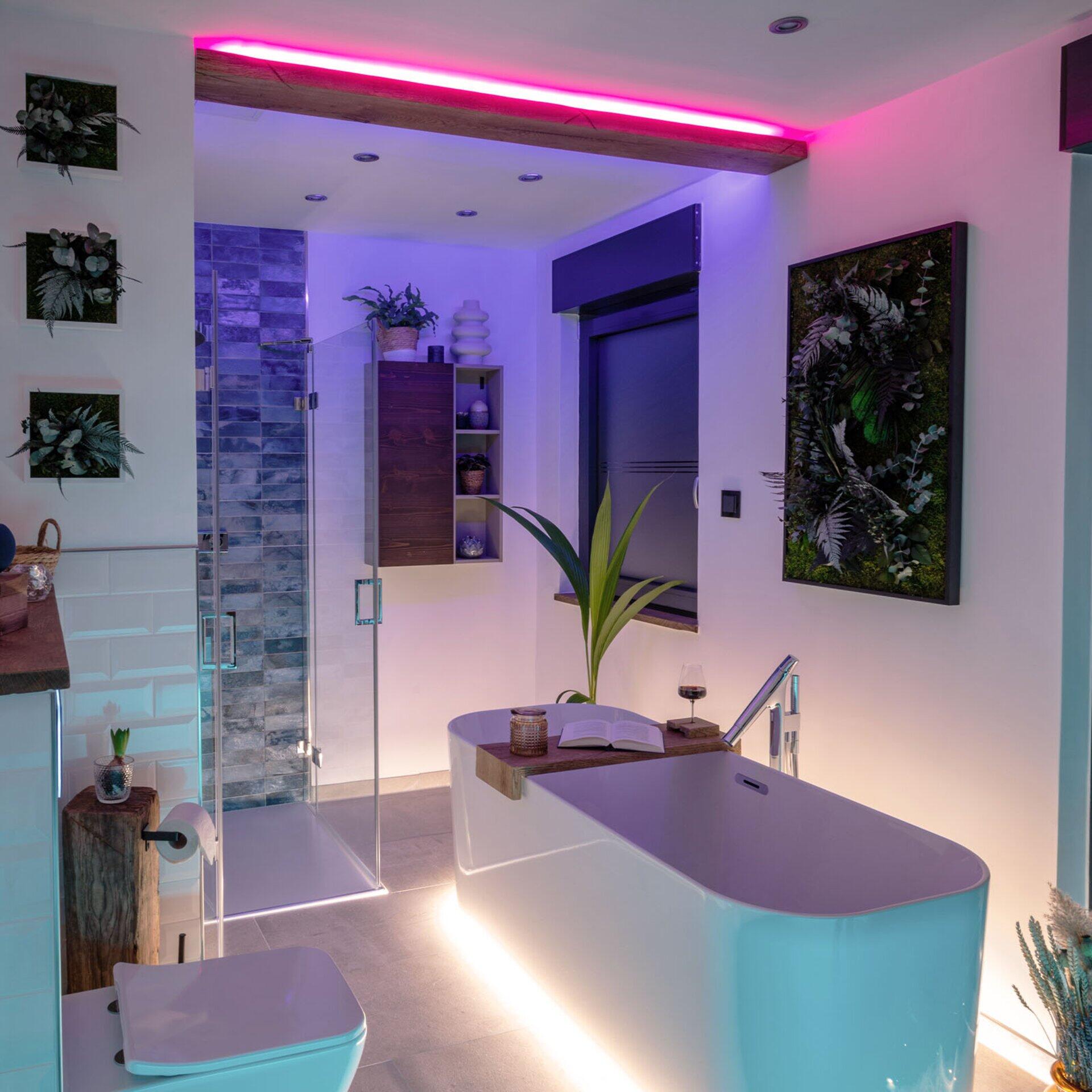 LED Band Led Superline, pink beleuchtete LED-Leiste an der Decke über einer freistehenden Badewanne in einem luxuriösen Badezimmer.