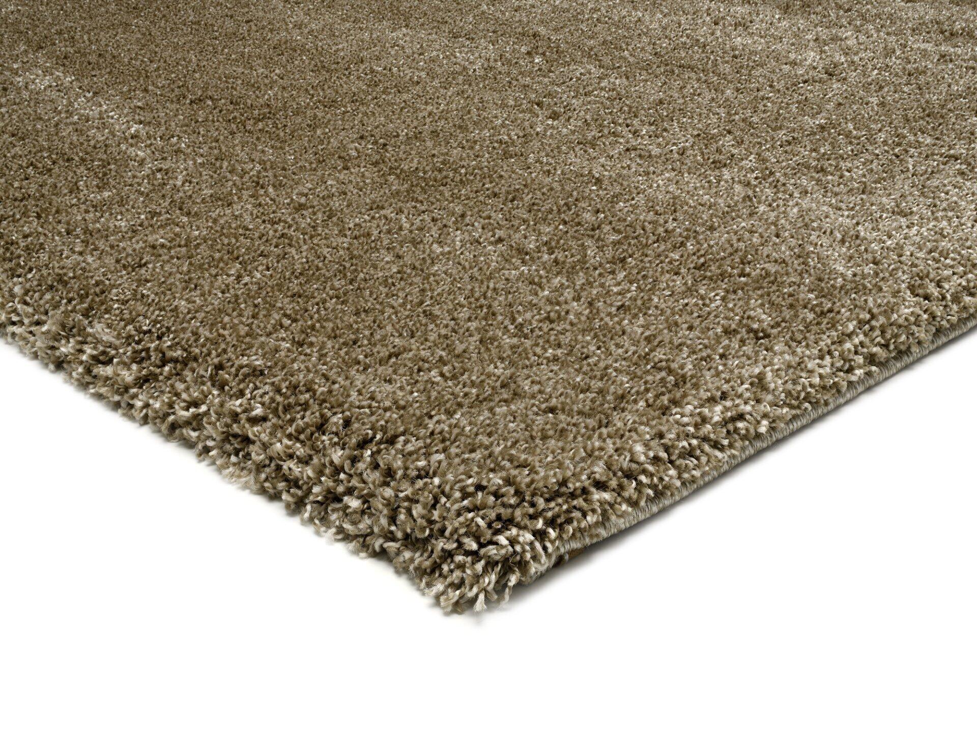 Hochflor-Teppich Erdara in warmem Braun mit samtiger, dichter Florstruktur aus der Vogelperspektive.