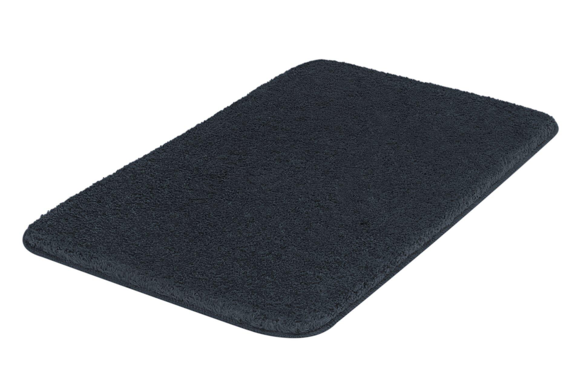 Grauer Badteppich Meadow mit flauschiger Oberfläche aus kurzen Noppen und abgerundeten Kanten, detailreich aus nächster Nähe und leicht schräg aufgenommen.