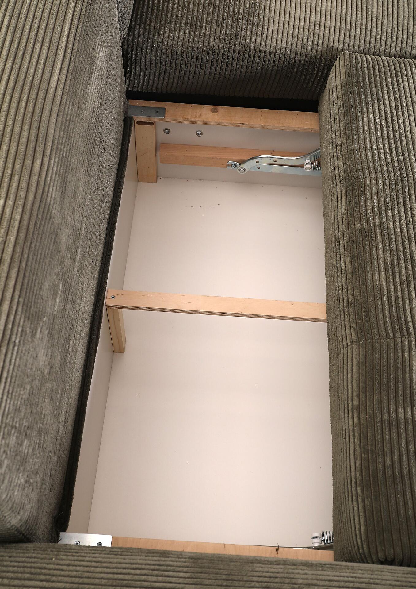 Innenansicht des Funktionssofas Maison mit Stauraum, einer Holzablagefläche und sichtbaren Mechanismen für die Schlaffunktion.