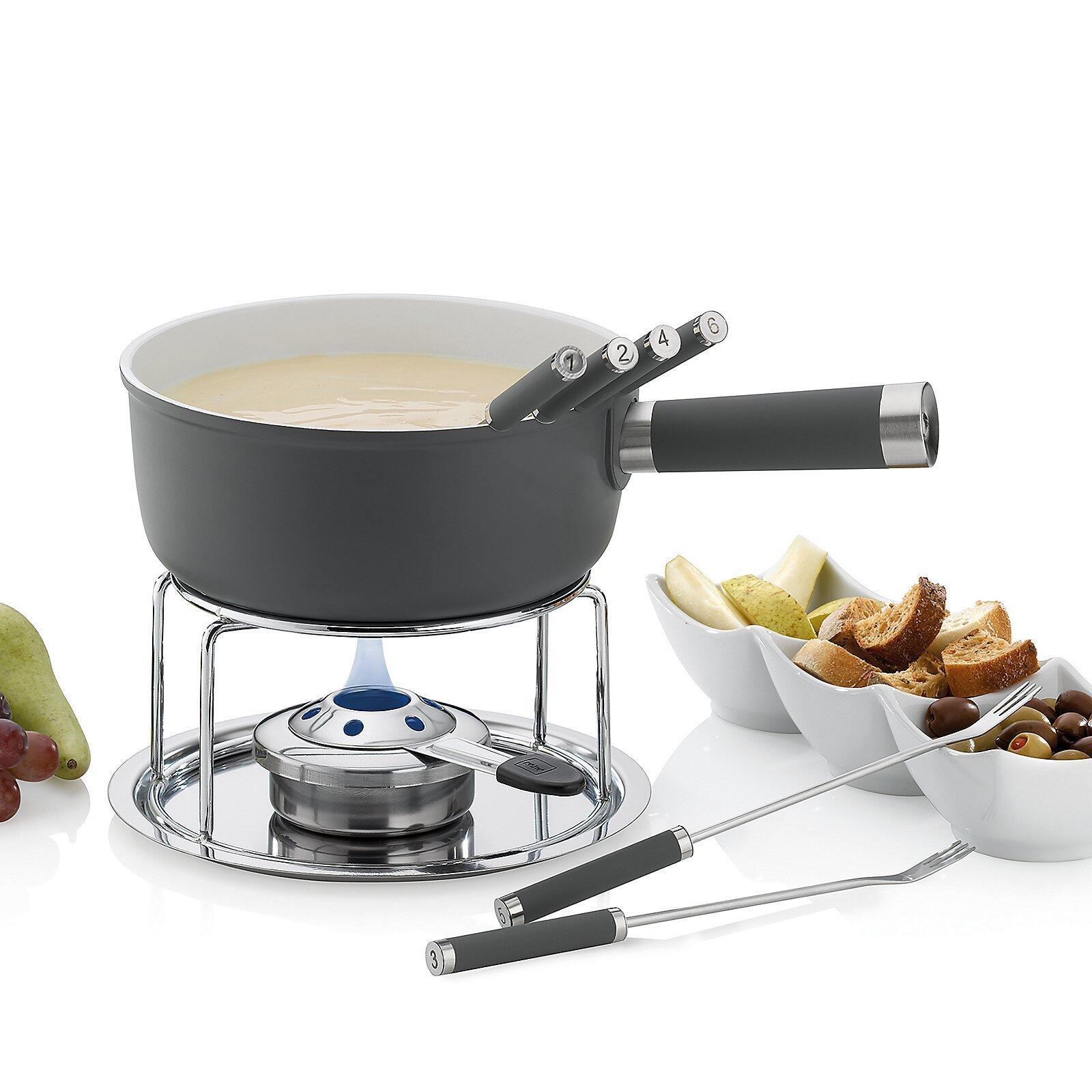 Käsefondue-Set Lancy mit silbernem Kochgefäß, Temperaturanzeige und Brenner auf silbernem Gestell, ergänzt durch Fondue-Gabel und Messer.