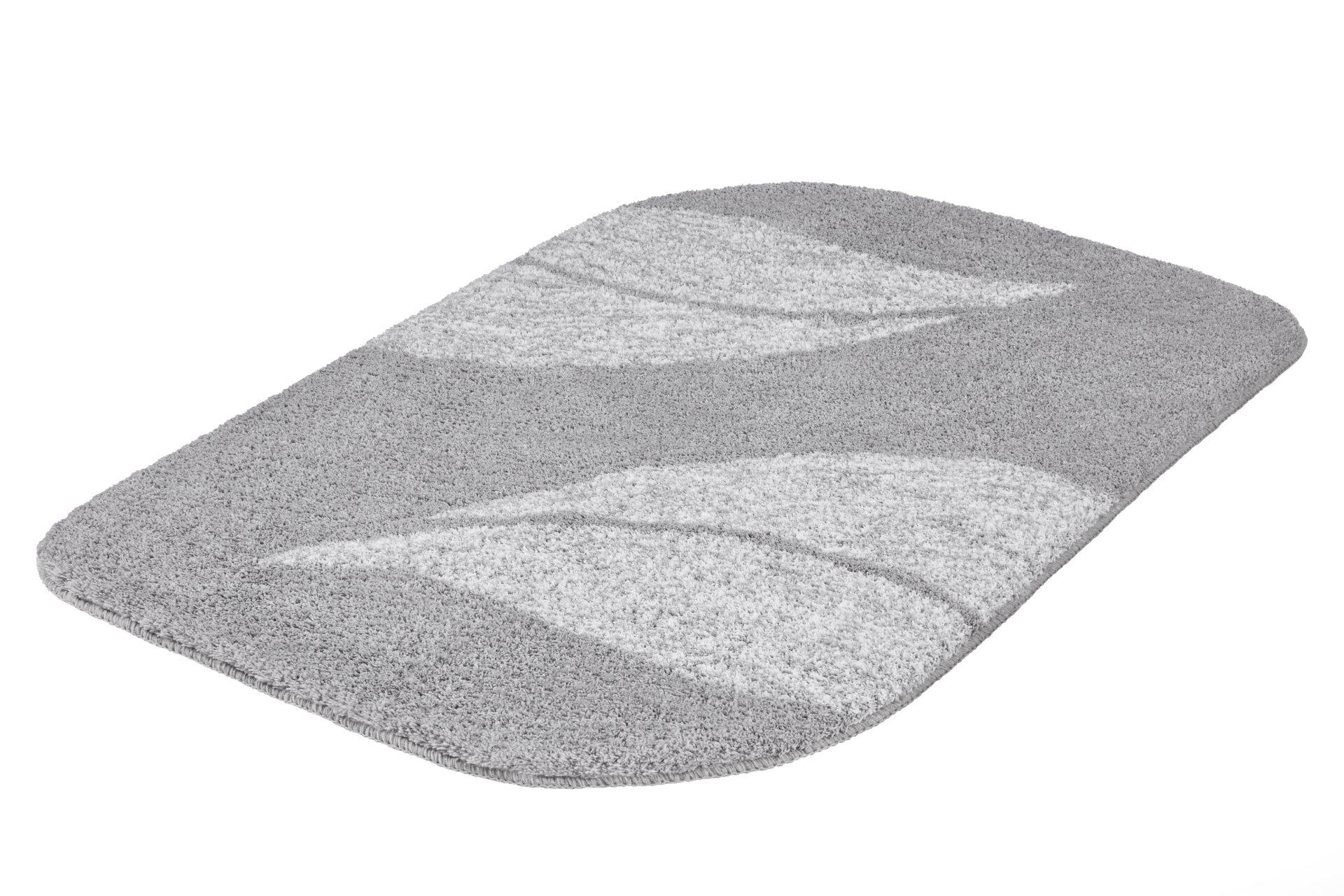 Silbergrauer Badteppich Greta mit dichtem, flaumigem Flor und geschwungenen Designlinien aus der Vogelperspektive.