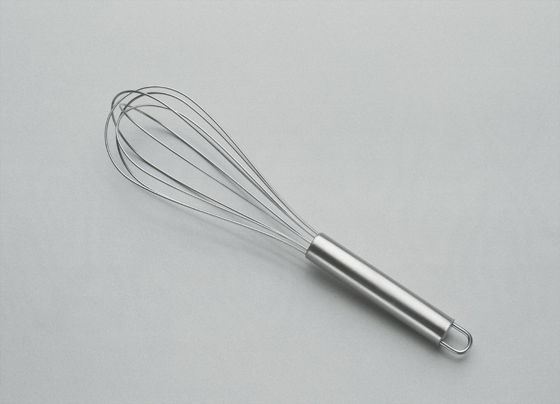 Schneebesen klein, Profiline, aus Edelstahl mit Schlaufe am Griff und gefächerten Besenstäben, aus leicht unterblichem Blickwinkel aufgenommen.