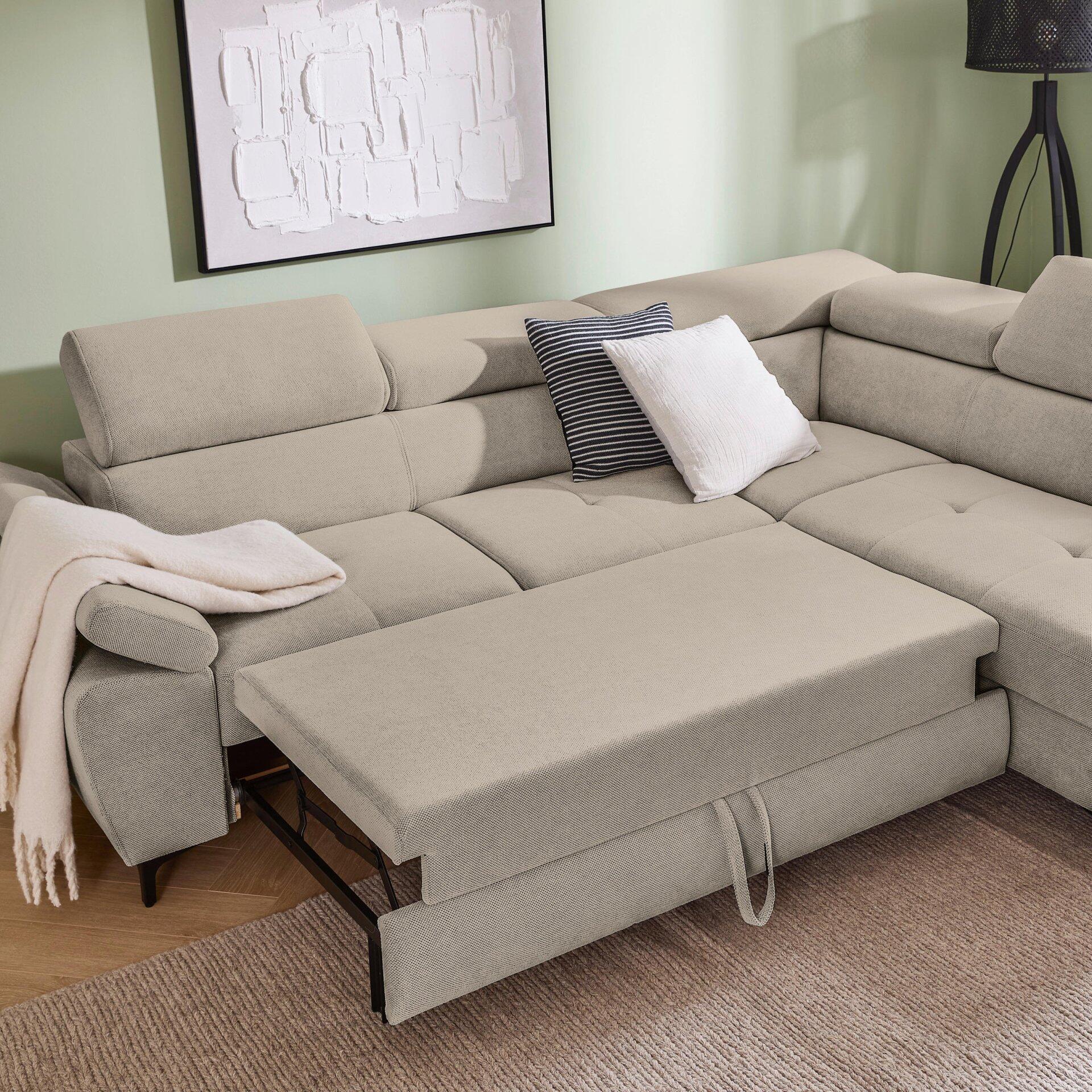Ecksofa Combo in Beige mit ausgezogener Schlaffläche, abklappbarer Kopfstütze und hochgestelltem Rückenteil, präsentiert in einer seitlichen Perspektive.