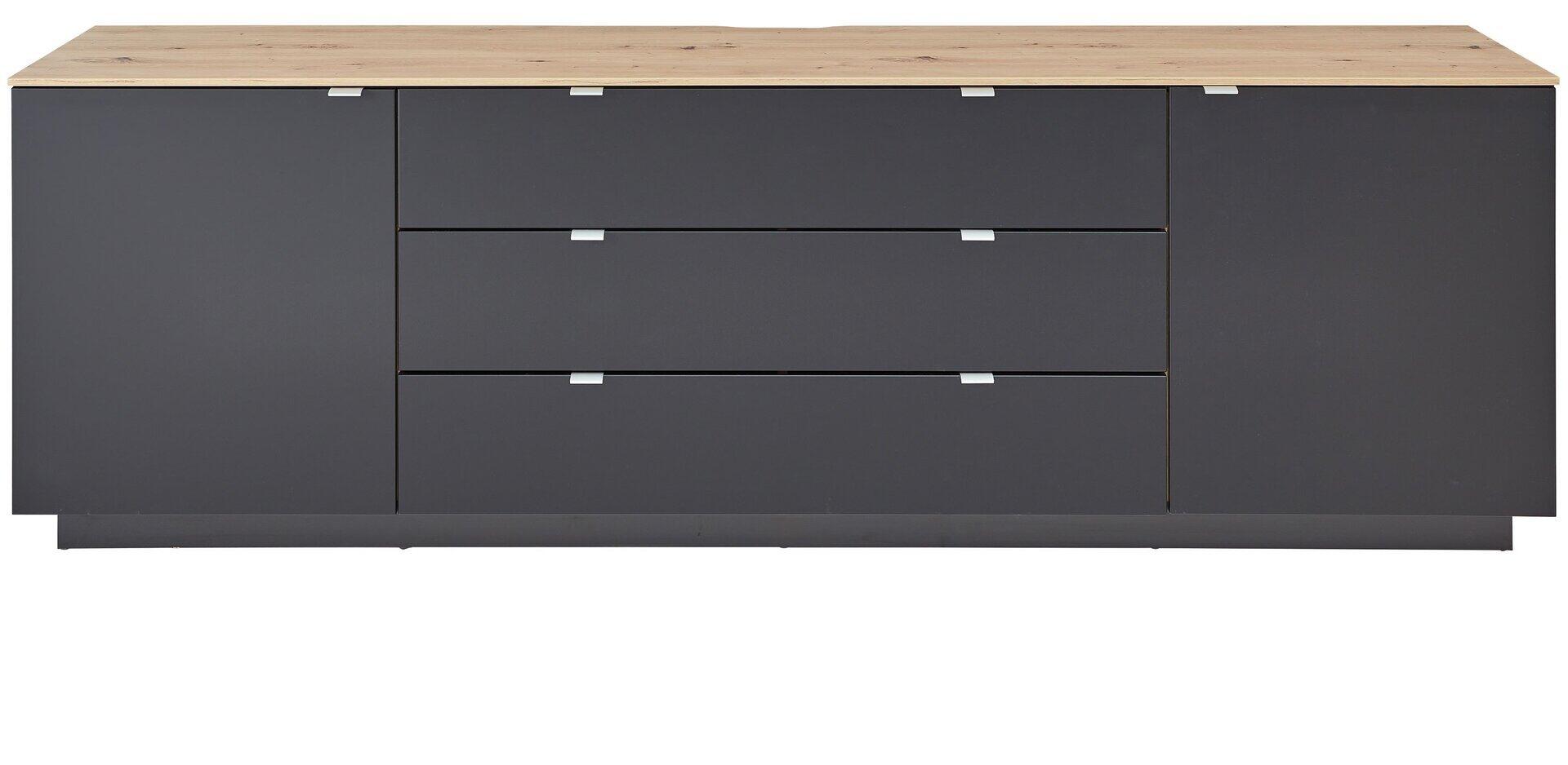 Lowboard Core aus Artisan Eiche Nb. und anthrazitfarbenem Korpus mit drei Schubladen und zwei Türen, jeweils mit silberfarbenen Griffleisten, aus der Vogelperspektive.