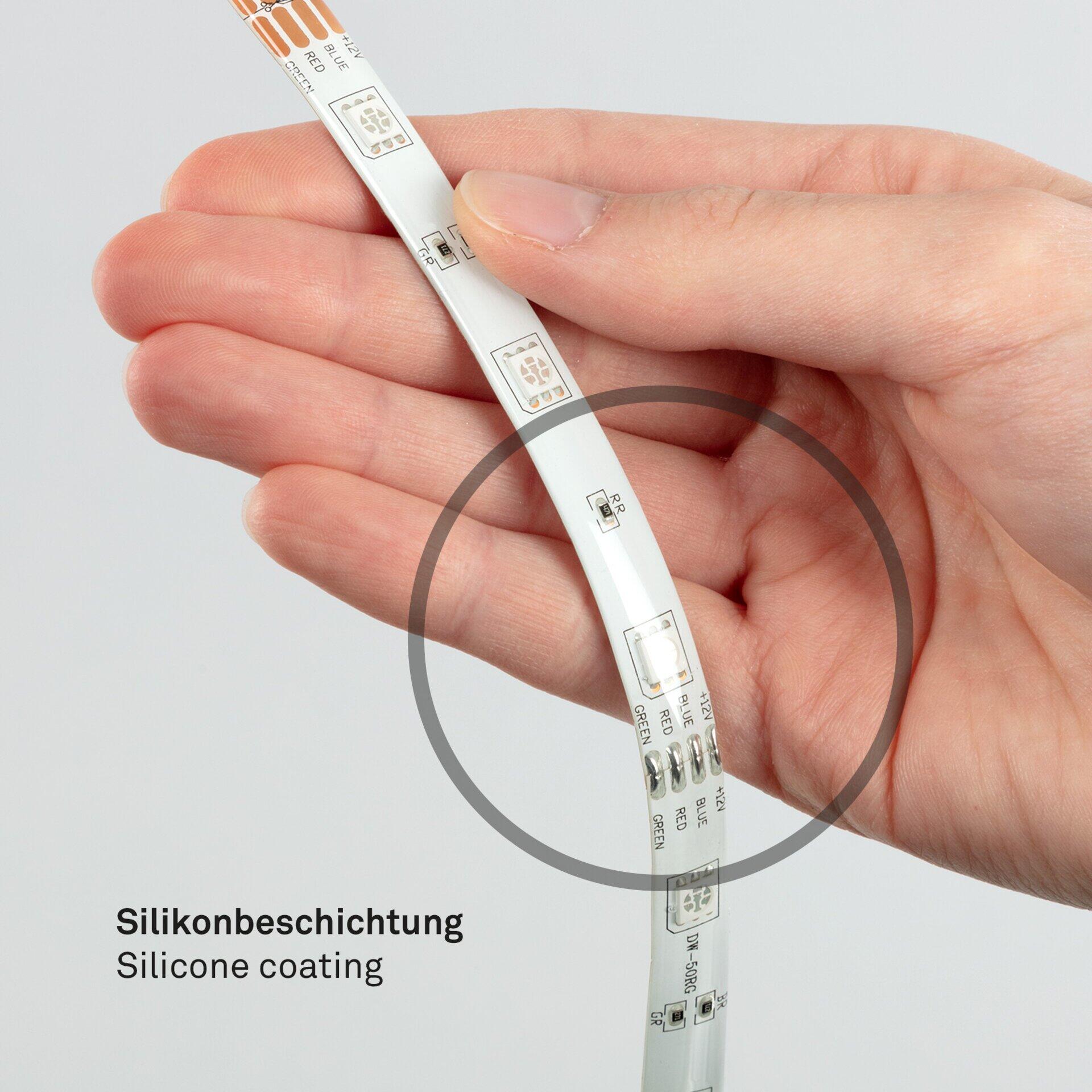 Flexible LED-Leiste BRILO mit Silikonbeschichtung und farbigen Markierungen zur Farbauswahl, gehalten von oben in leicht schräger Perspektive.