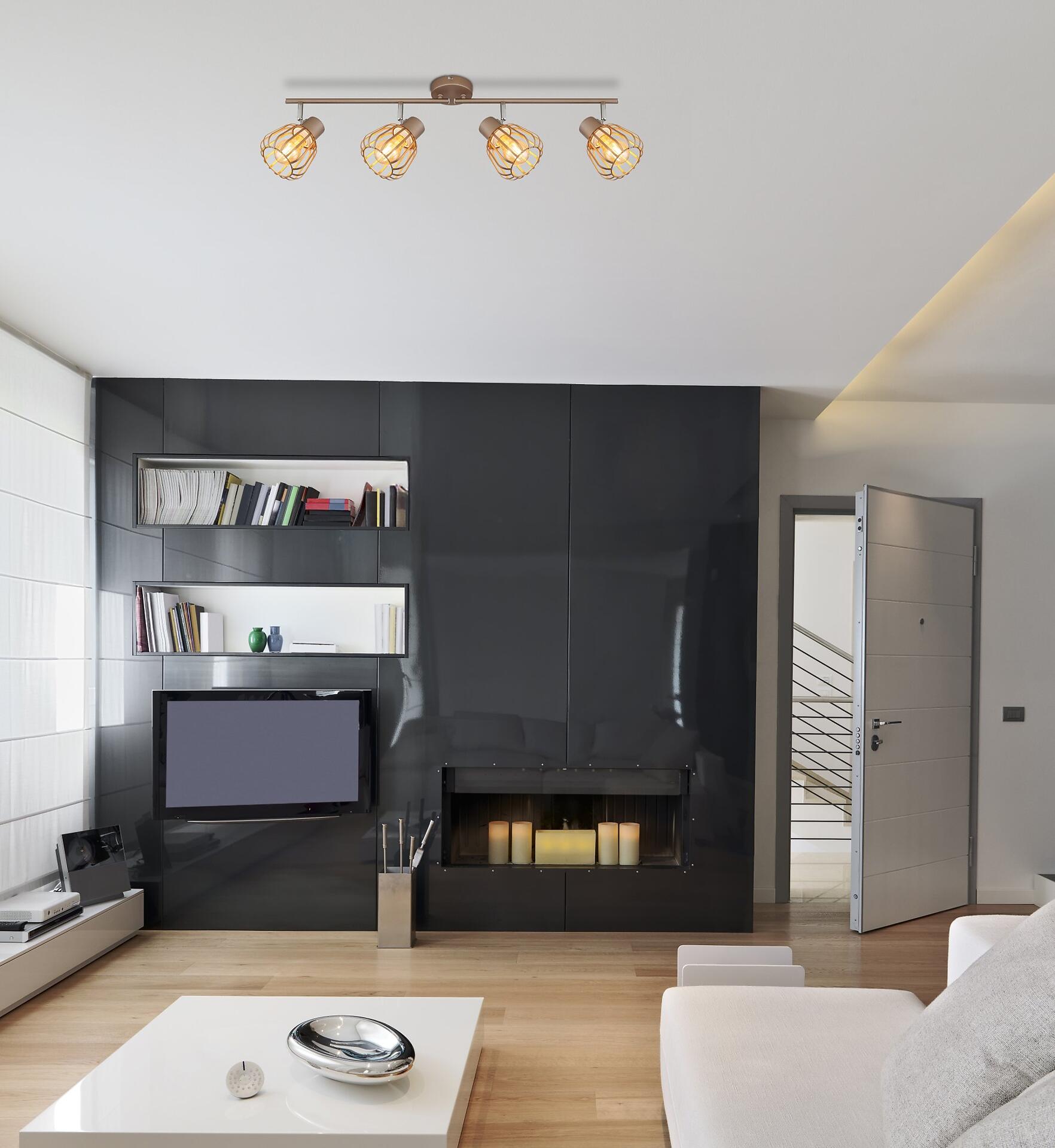 Deckenleuchte Strahler OLIN mit goldenen Lampenkugeln, die von oben warmes Licht auf ein modernes Wohnzimmer mit Wandregal und Kamin wirft.