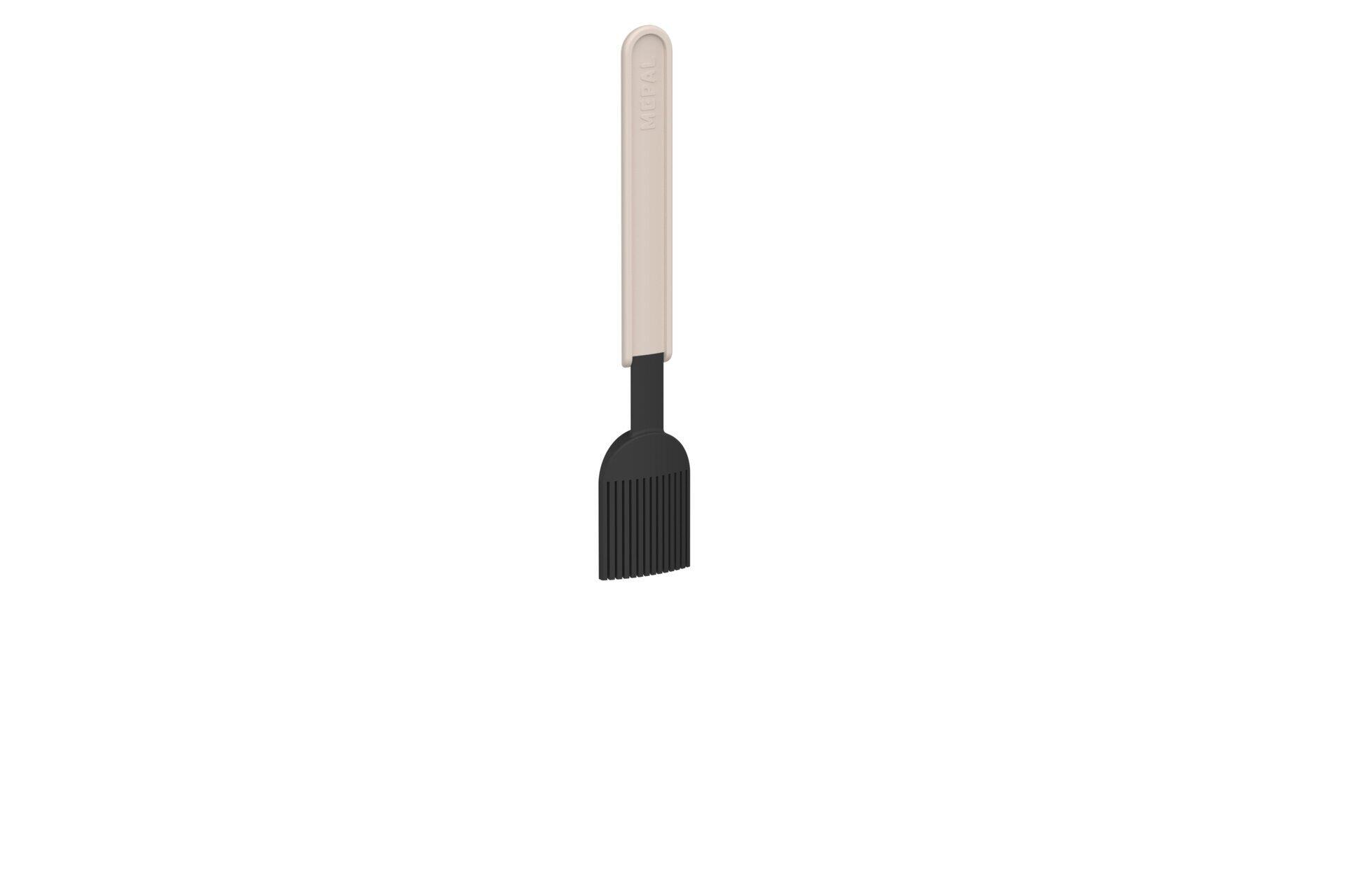 Backpinsel Chef it aus Vogelperspektive mit cremefarbenem Griff und rechteckigem, borstenbesetztem Kopf.