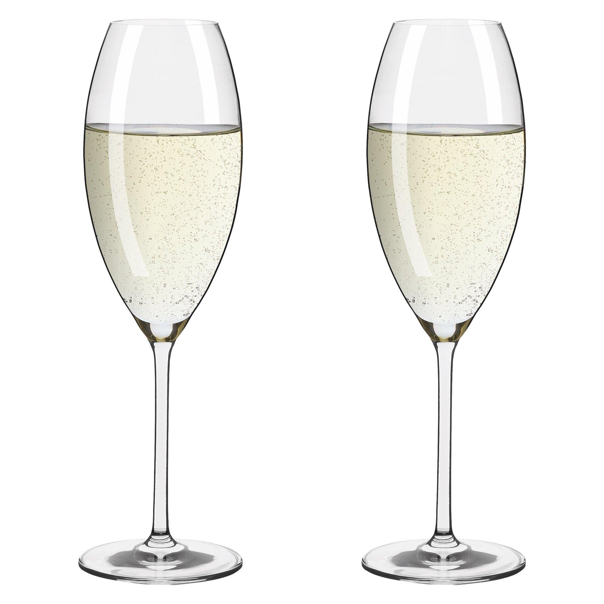 Zwei Champagnergläser, elegant lang und schlank, mit perlender Flüssigkeit gefüllt, dargestellt in einer frontalen Perspektive.