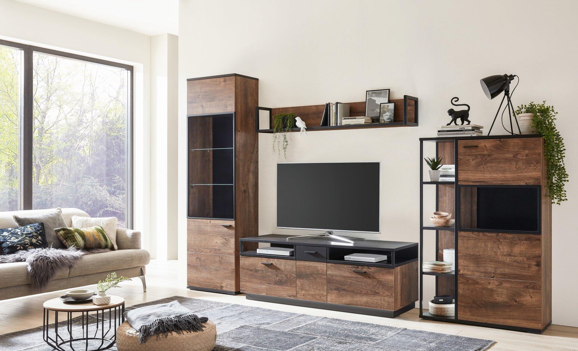 TV-Wohnlösung Bastian mit Lowboard, zwei Sideboards mit Türen, Schubladen und offenen Regalböden, sowie einer Metallkonstruktion als Couchtisch, aus der Vogelperspektive in einer stilvollen Wohnzimmerumgebung.
