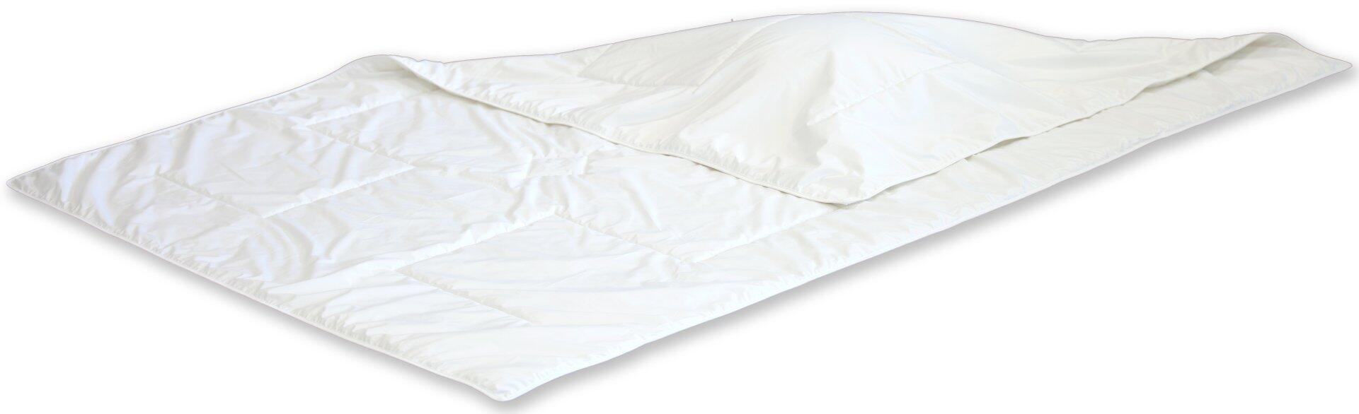 Weißes Ganzjahresbett, 68500501-1, Bettdecke aus Daune und Merino-Wolle mit Rautensteppung, detaillierte Vogelperspektive der gefalteten Oberfläche.