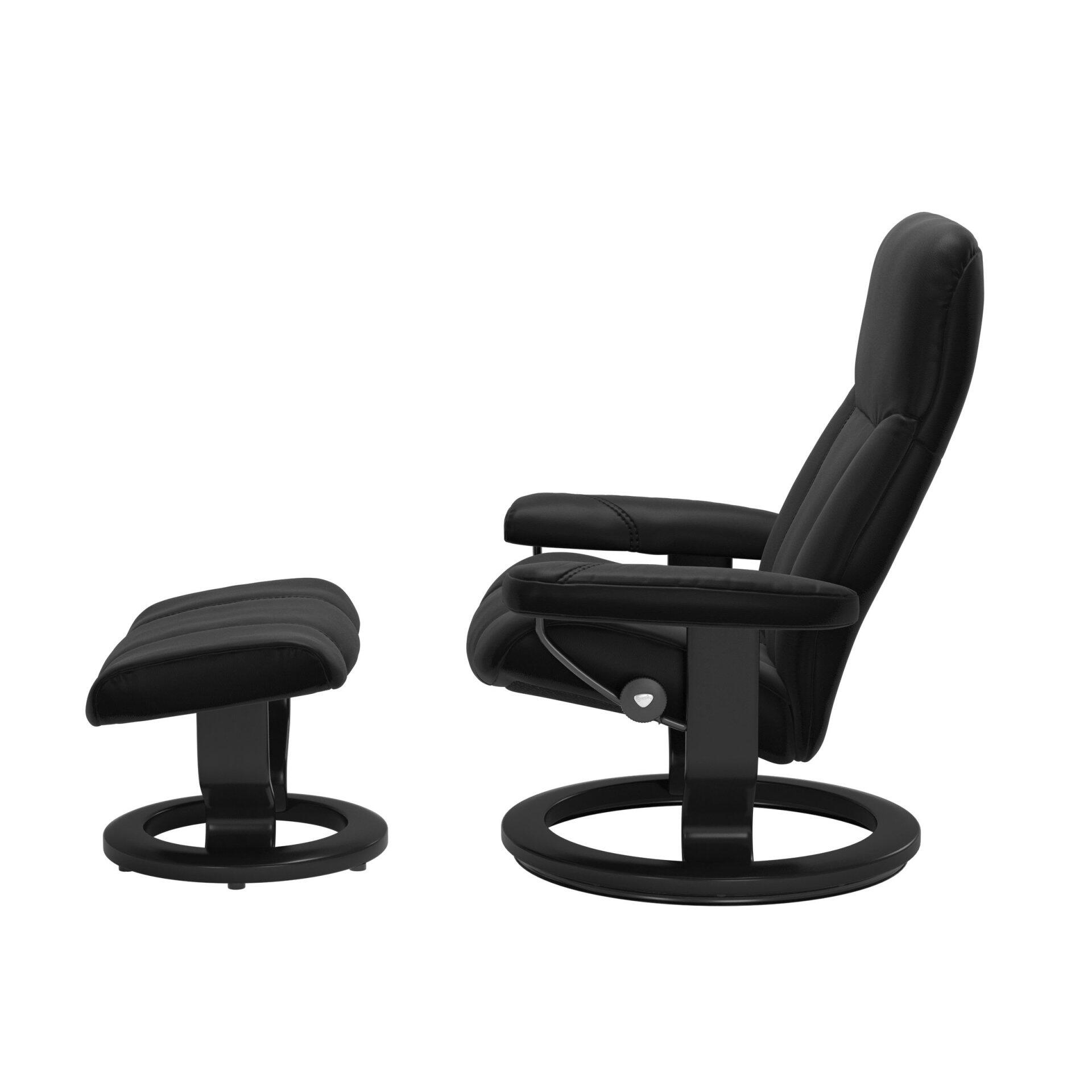 Relaxsessel Consul in Schwarz mit Fußhocker, Detailaufnahme des seitlichen Anblicks mit verstellbarer Fußhockerposition und gebogenem Metallgestell.