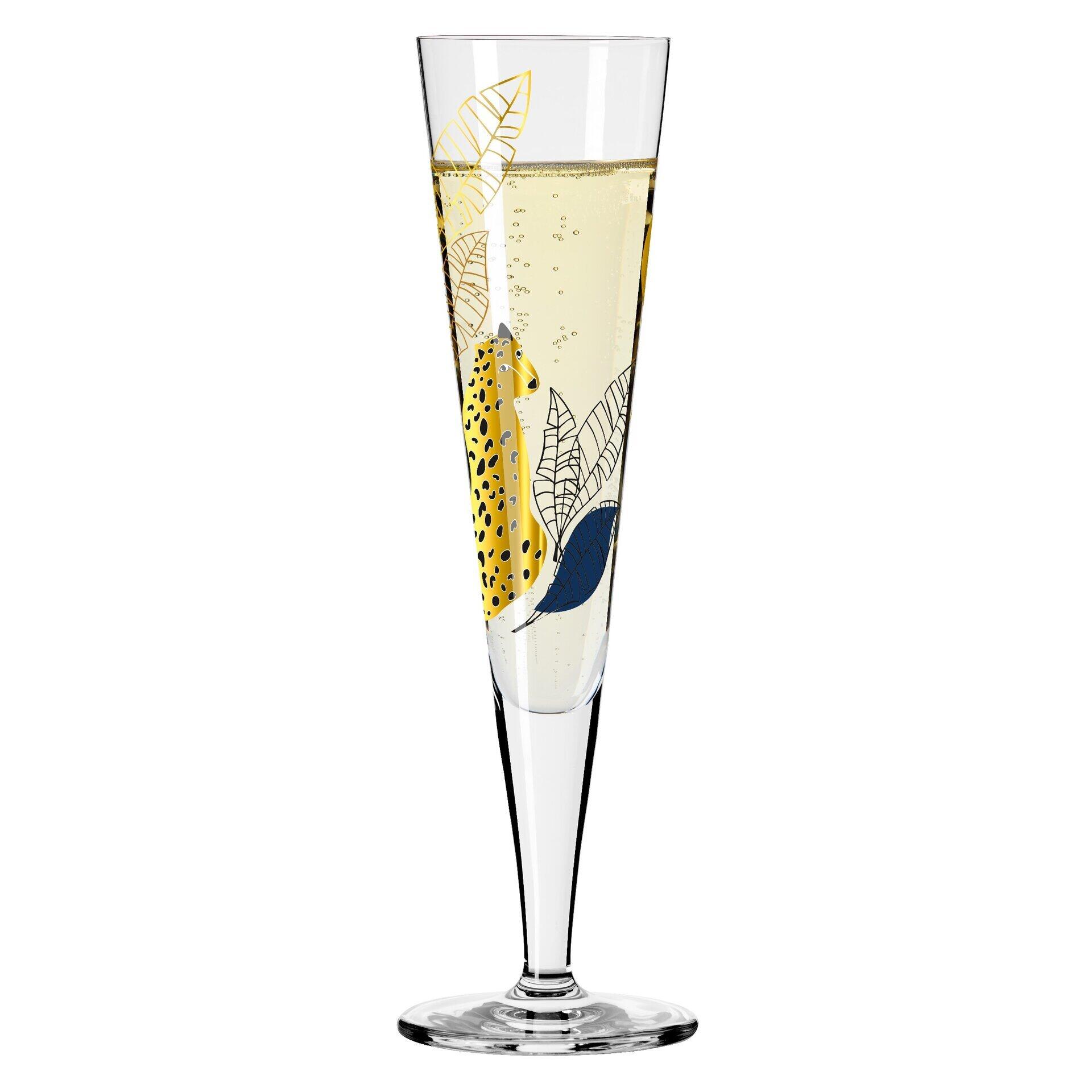 Champagnerglas mit goldenem Blattmuster und blauem Akzent auf silbernem Fuß, gefüllt mit perlenden Getränken, seitliche Ansicht.