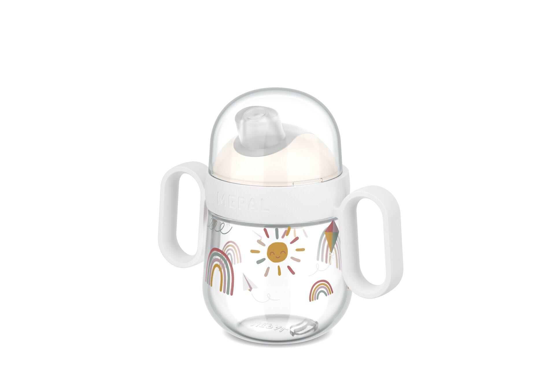 Trinkbecher Mio mit zwei Henkeln, weißem Deckel mit ausklappbarer Tülle und Regenbogen-Sonnendesign.