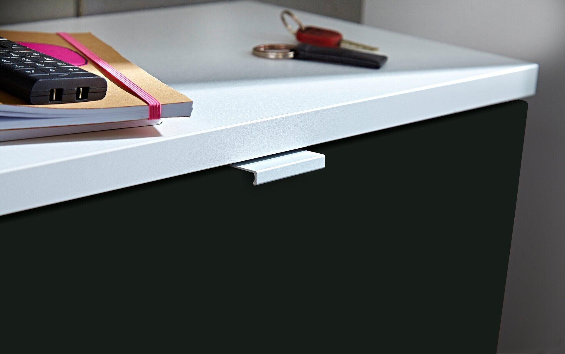 Schwarzes Schubladenelement Colorado mit chromfarbenem Griff und Details zur Verarbeitung und Design.