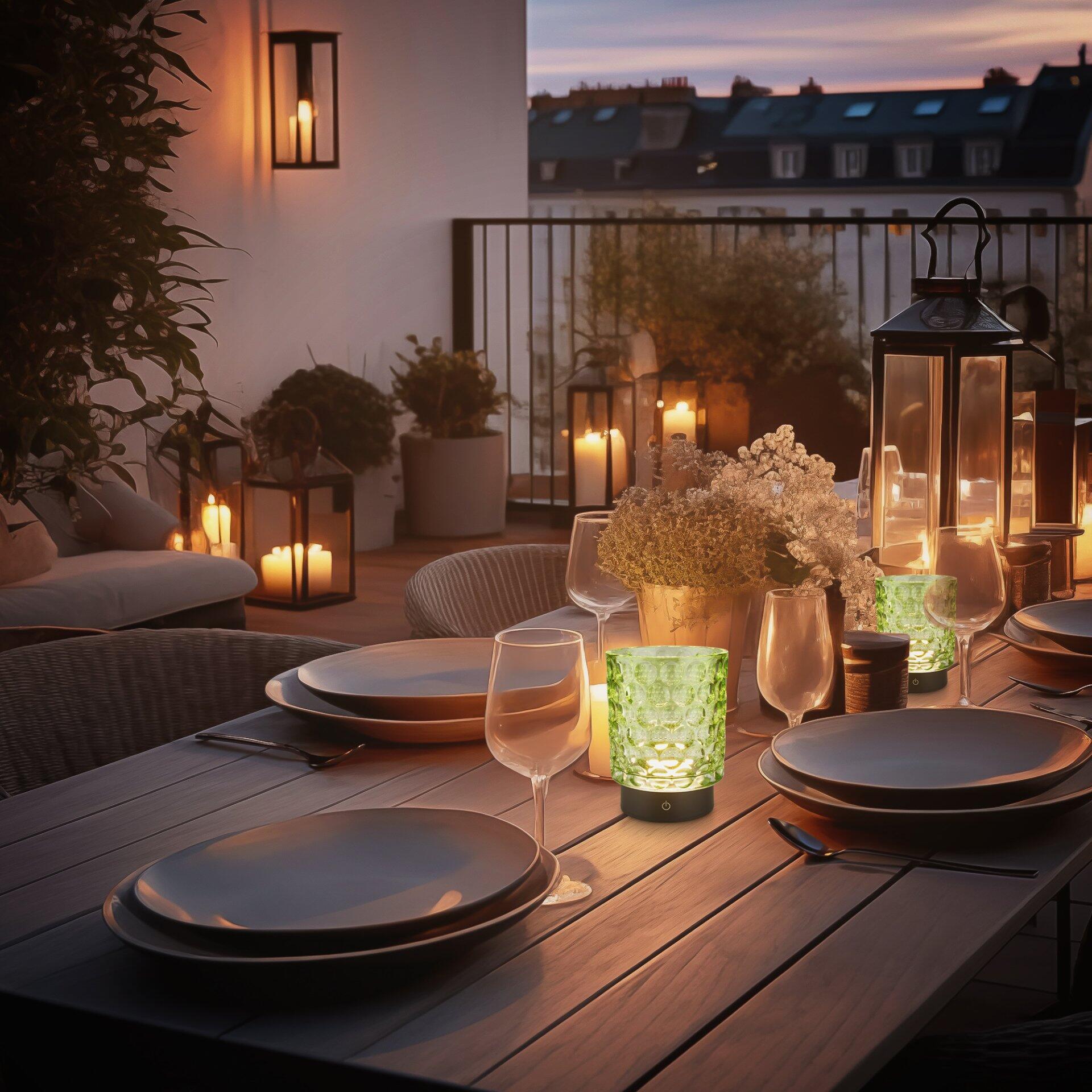Tischleuchte Sunora mit Touchdimmer, stilvoll platziert auf einem gedeckten Tisch auf einer Dachterrasse, beleuchtet die Tischdekoration mit einem warmen, stimmungsvollen Licht.