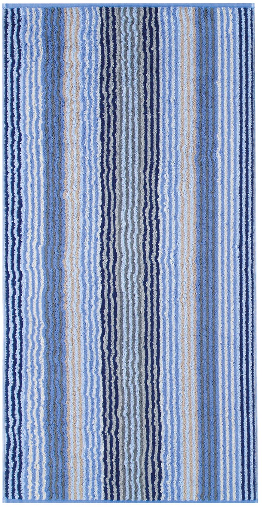 Gestreifter Duschtuch Unique mit blau-hellblauen, weißen und hellgrauen Streifen, aus weicher Baumwolle.