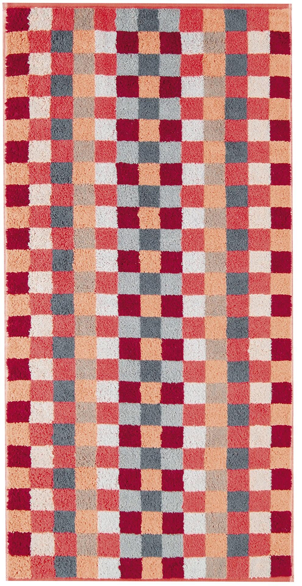 Karo-Waschhandschuh Unique in Koralle, aus Baumwolle, aus der Vogelperspektive mit geometrischem Muster aus flauschigen Quadraten in Beige, Rot und Grau.